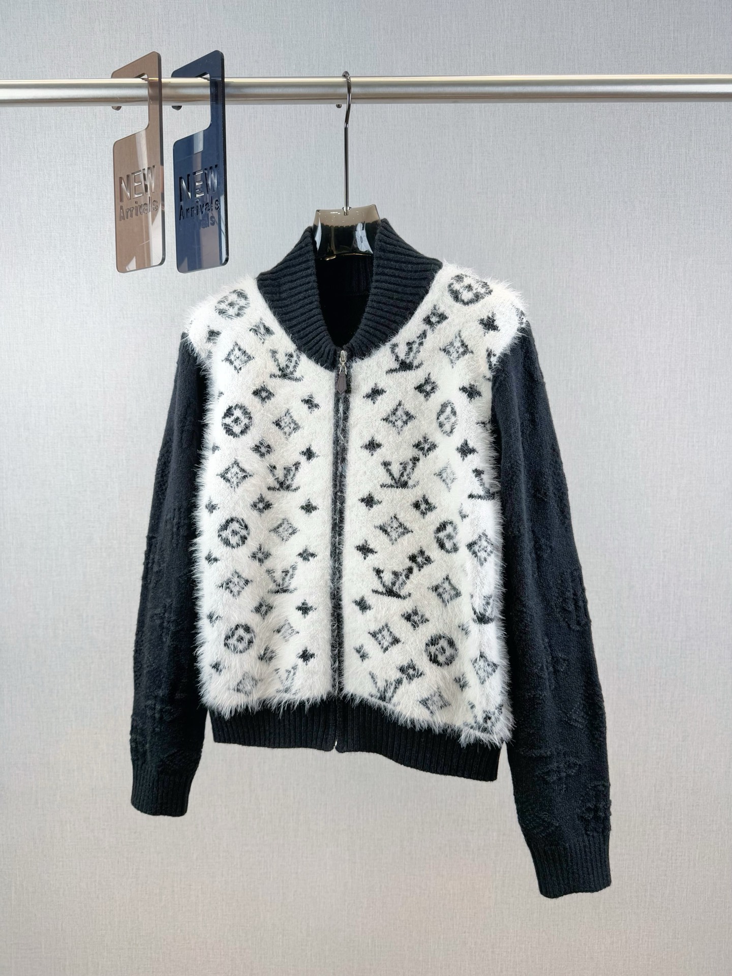 L家｜黑白拼接老花开衫🔴60%绵羊毛，15%羊绒，21%锦纶，3%聚酯纤维，1%氨纶经典老花图案，前襟拉