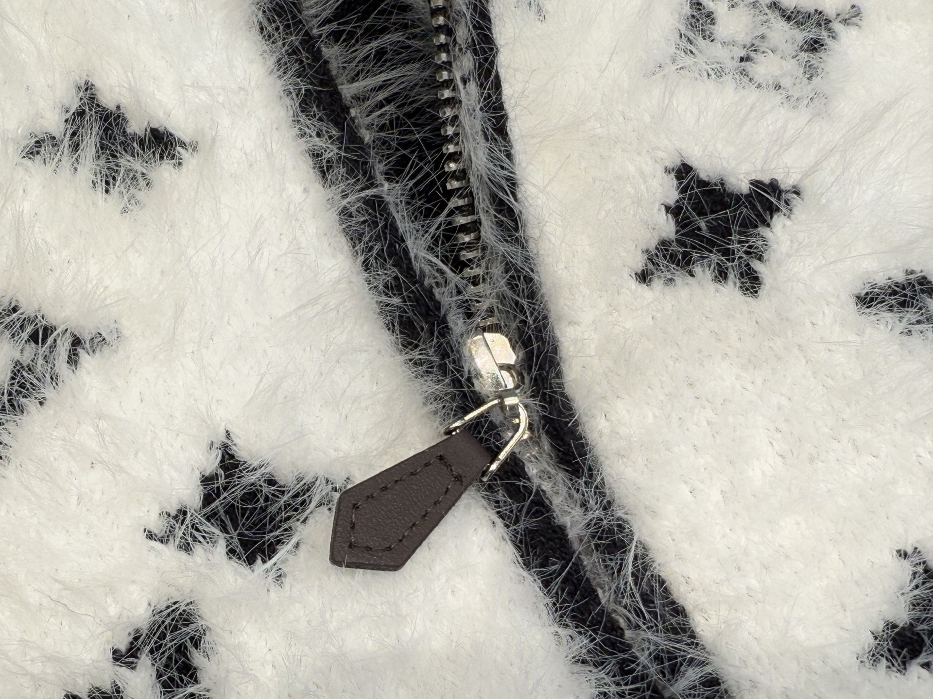 L家｜黑白拼接老花开衫🔴60%绵羊毛，15%羊绒，21%锦纶，3%聚酯纤维，1%氨纶经典老花图案，前襟拉