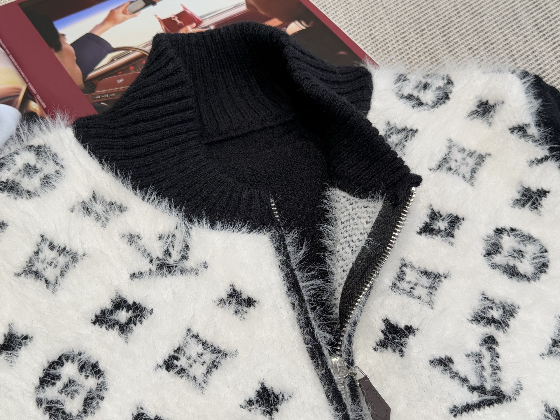 L家｜黑白拼接老花开衫🔴60%绵羊毛，15%羊绒，21%锦纶，3%聚酯纤维，1%氨纶经典老花图案，前襟拉