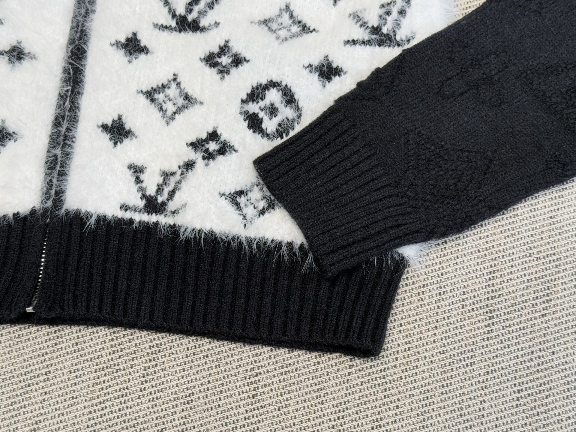 L家｜黑白拼接老花开衫🔴60%绵羊毛，15%羊绒，21%锦纶，3%聚酯纤维，1%氨纶经典老花图案，前襟拉