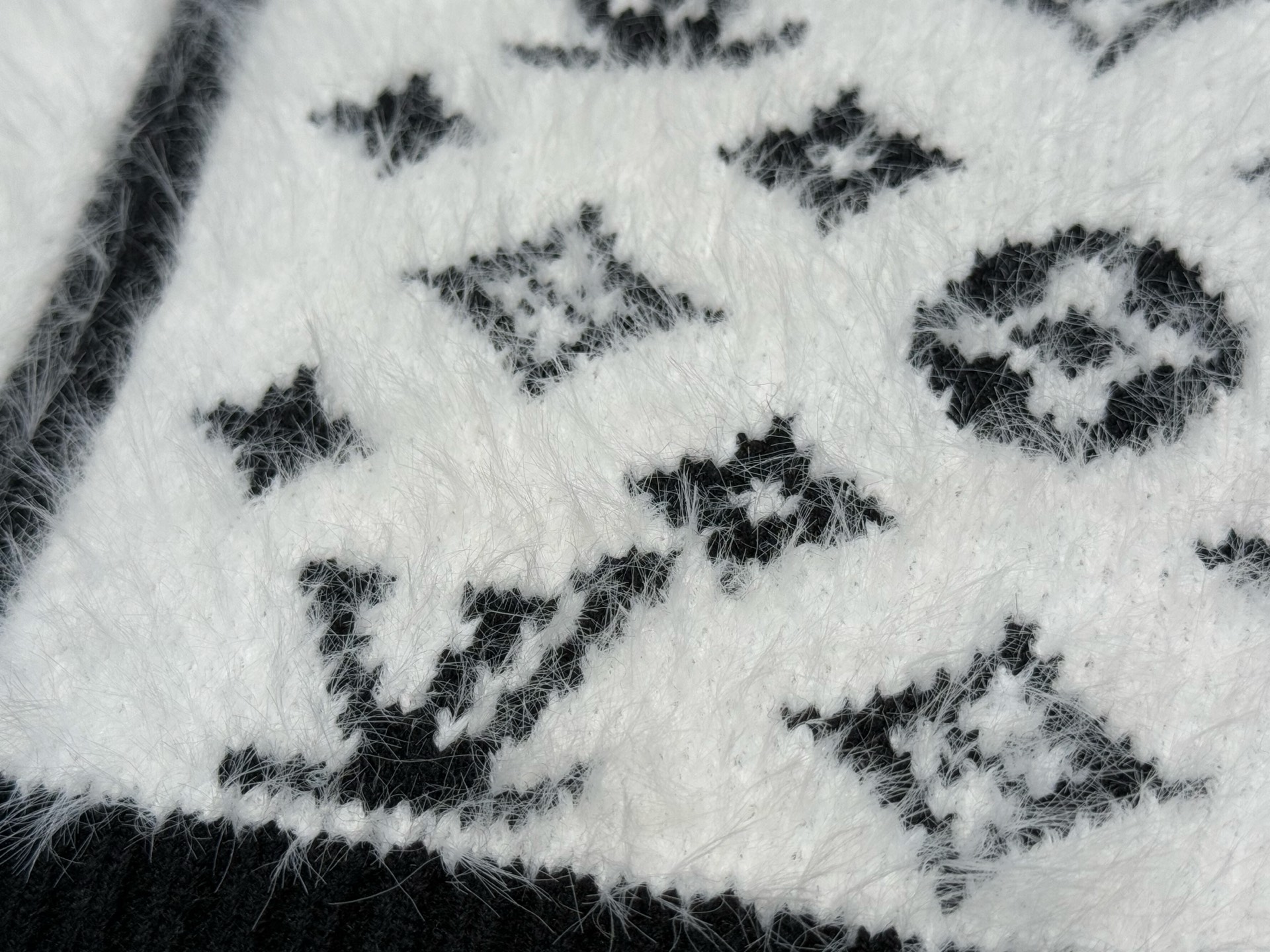 L家｜黑白拼接老花开衫🔴60%绵羊毛，15%羊绒，21%锦纶，3%聚酯纤维，1%氨纶经典老花图案，前襟拉