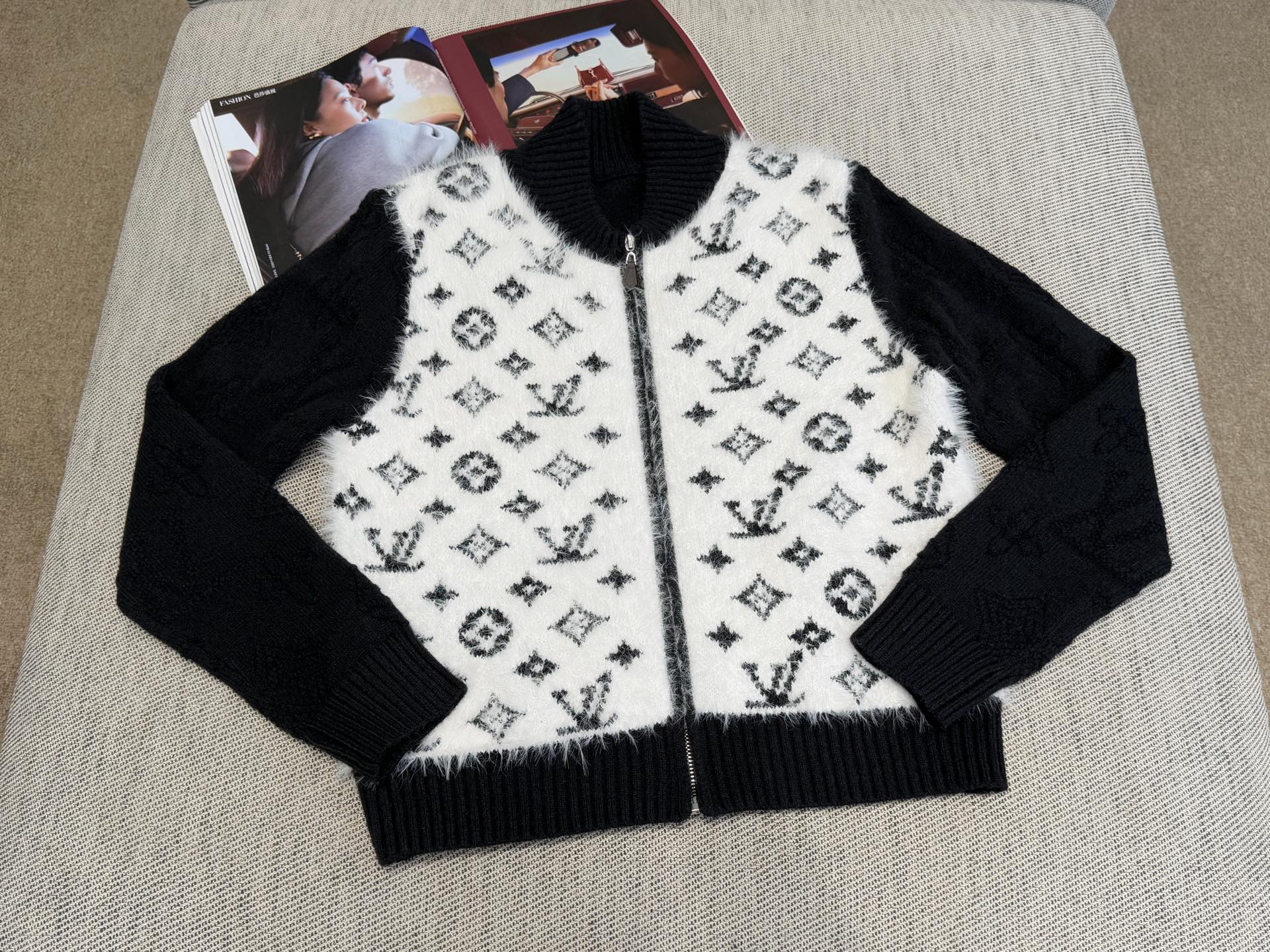 L家｜黑白拼接老花开衫🔴60%绵羊毛，15%羊绒，21%锦纶，3%聚酯纤维，1%氨纶经典老花图案，前襟拉