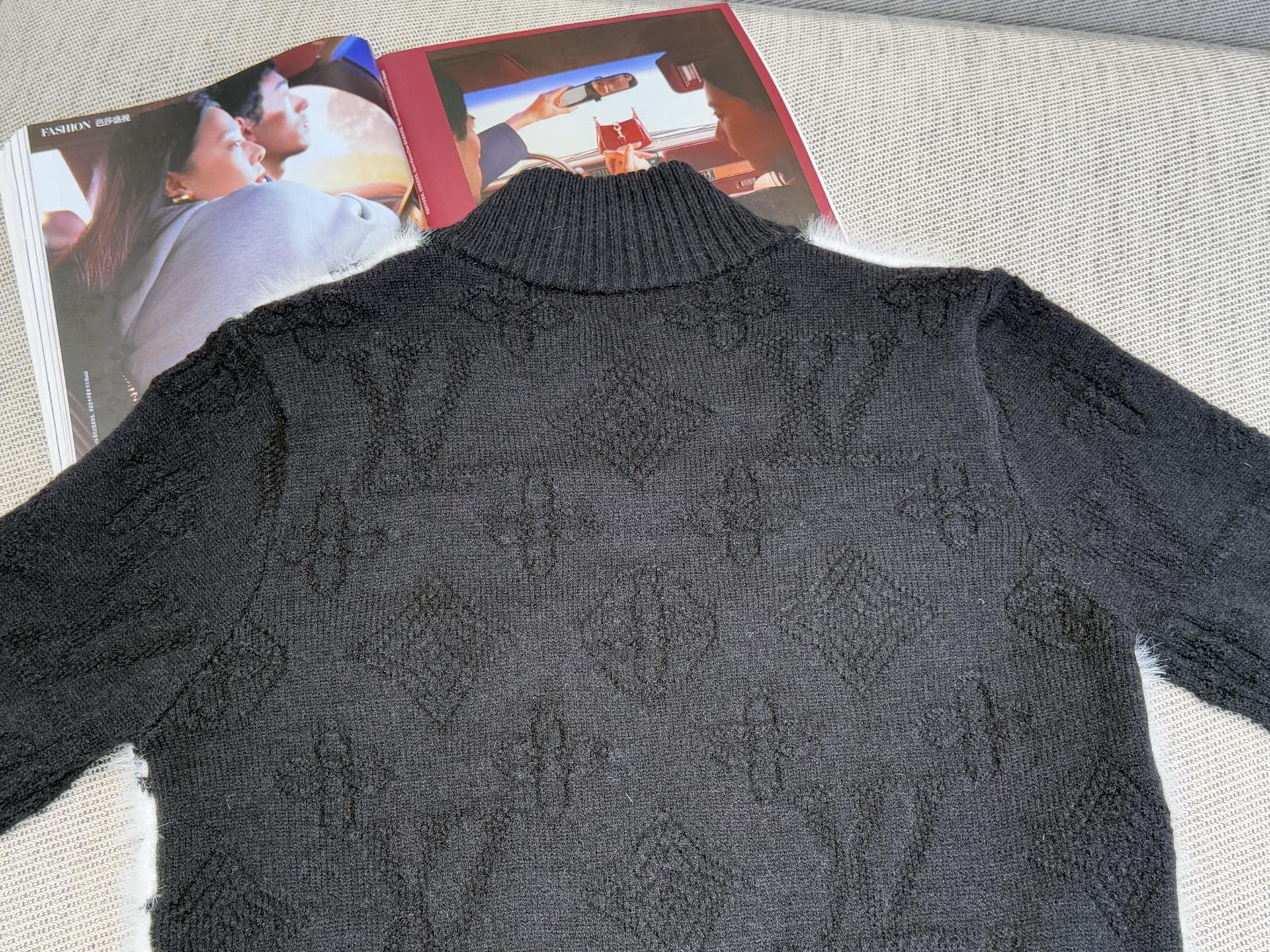 L家｜黑白拼接老花开衫🔴60%绵羊毛，15%羊绒，21%锦纶，3%聚酯纤维，1%氨纶经典老花图案，前襟拉