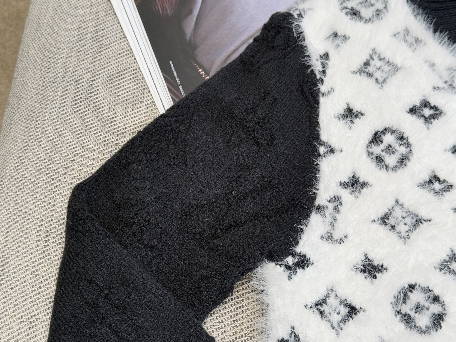 L家｜黑白拼接老花开衫🔴60%绵羊毛，15%羊绒，21%锦纶，3%聚酯纤维，1%氨纶经典老花图案，前襟拉