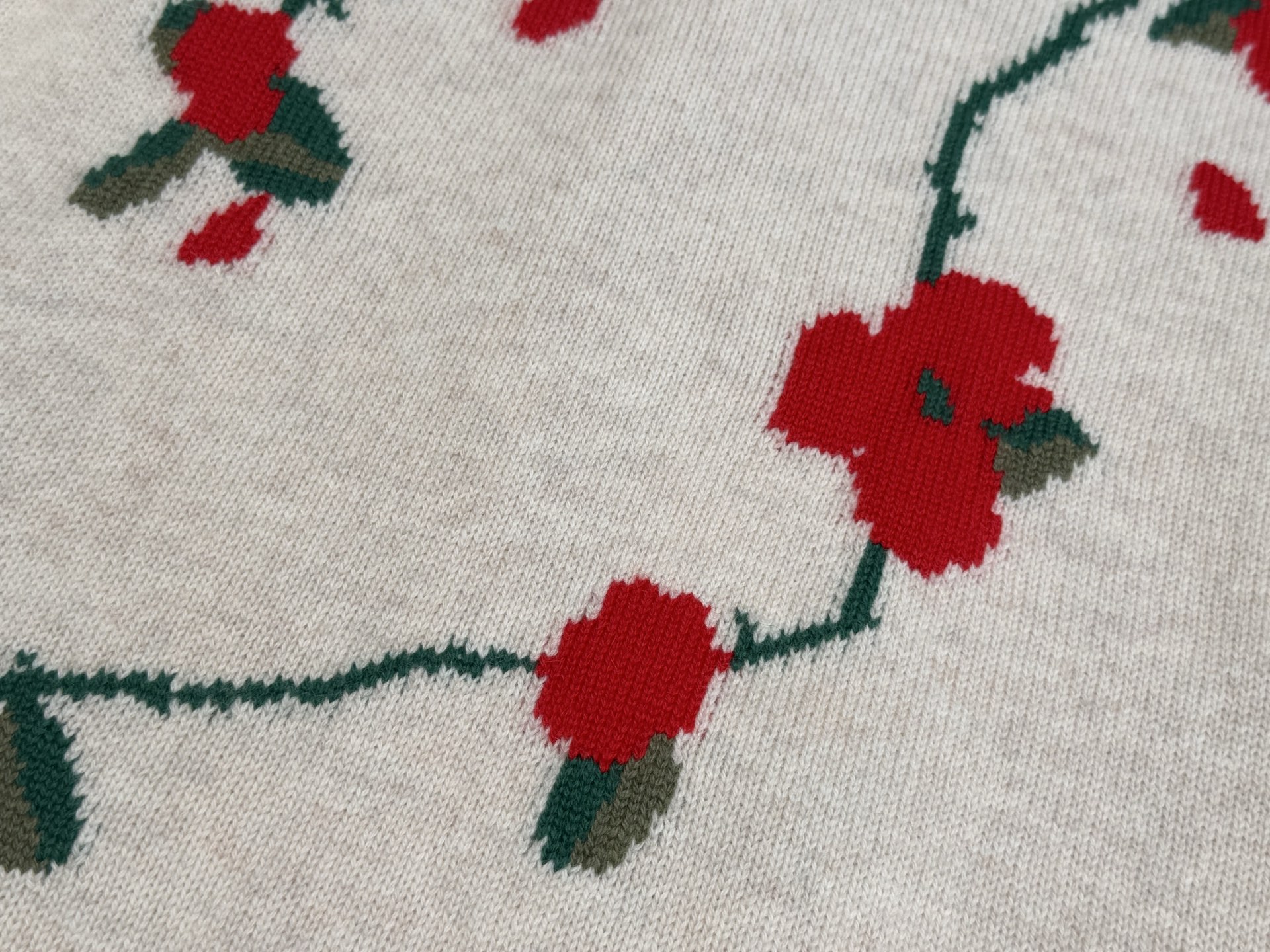 Ba｜法式花卉圆领背心🎀10%羊绒，90%羊毛米白色底色配红绿荆棘罂粟花朵刺绣，超有细节感，绿色枝蔓+红