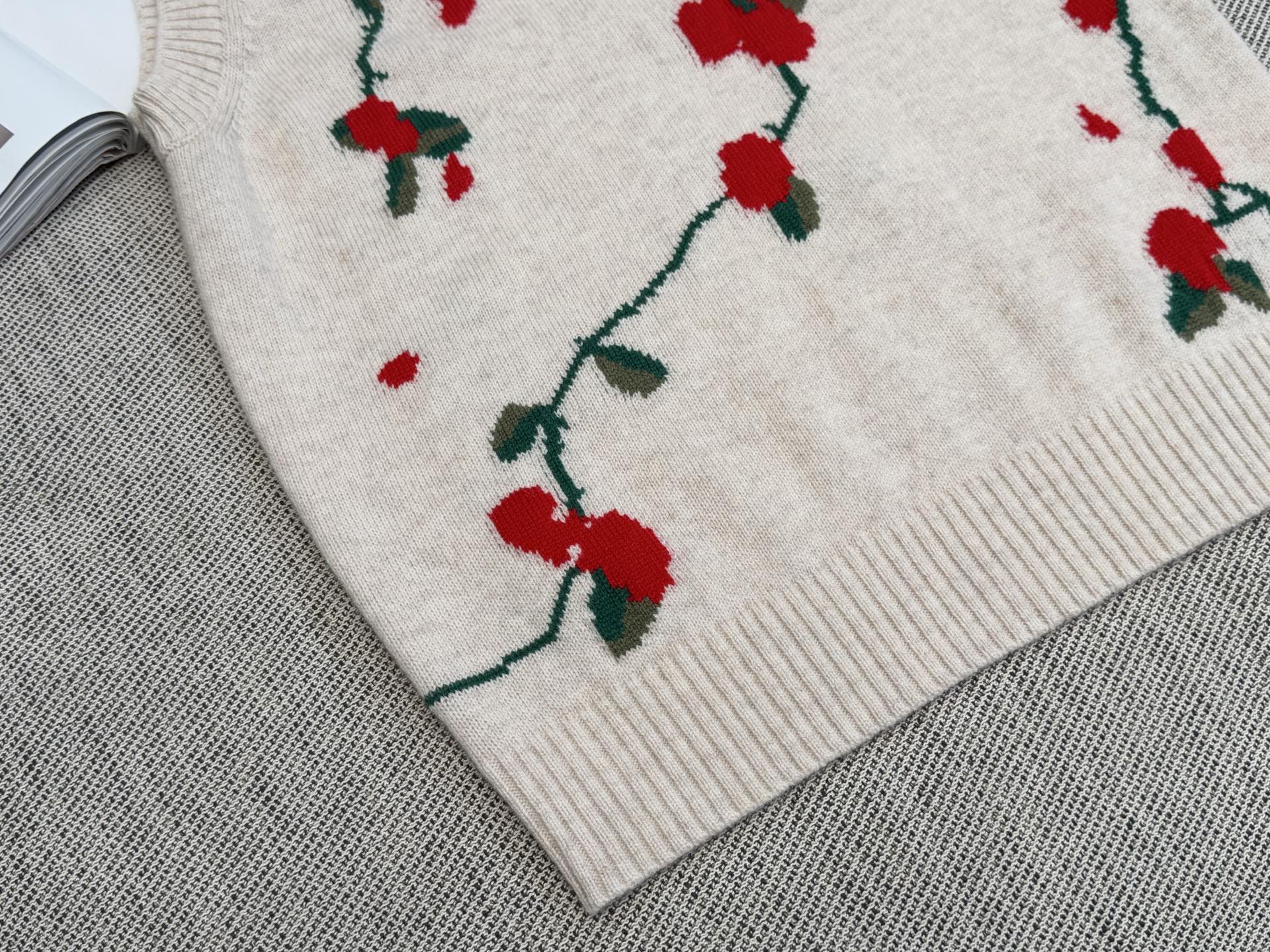 Ba｜法式花卉圆领背心🎀10%羊绒，90%羊毛米白色底色配红绿荆棘罂粟花朵刺绣，超有细节感，绿色枝蔓+红