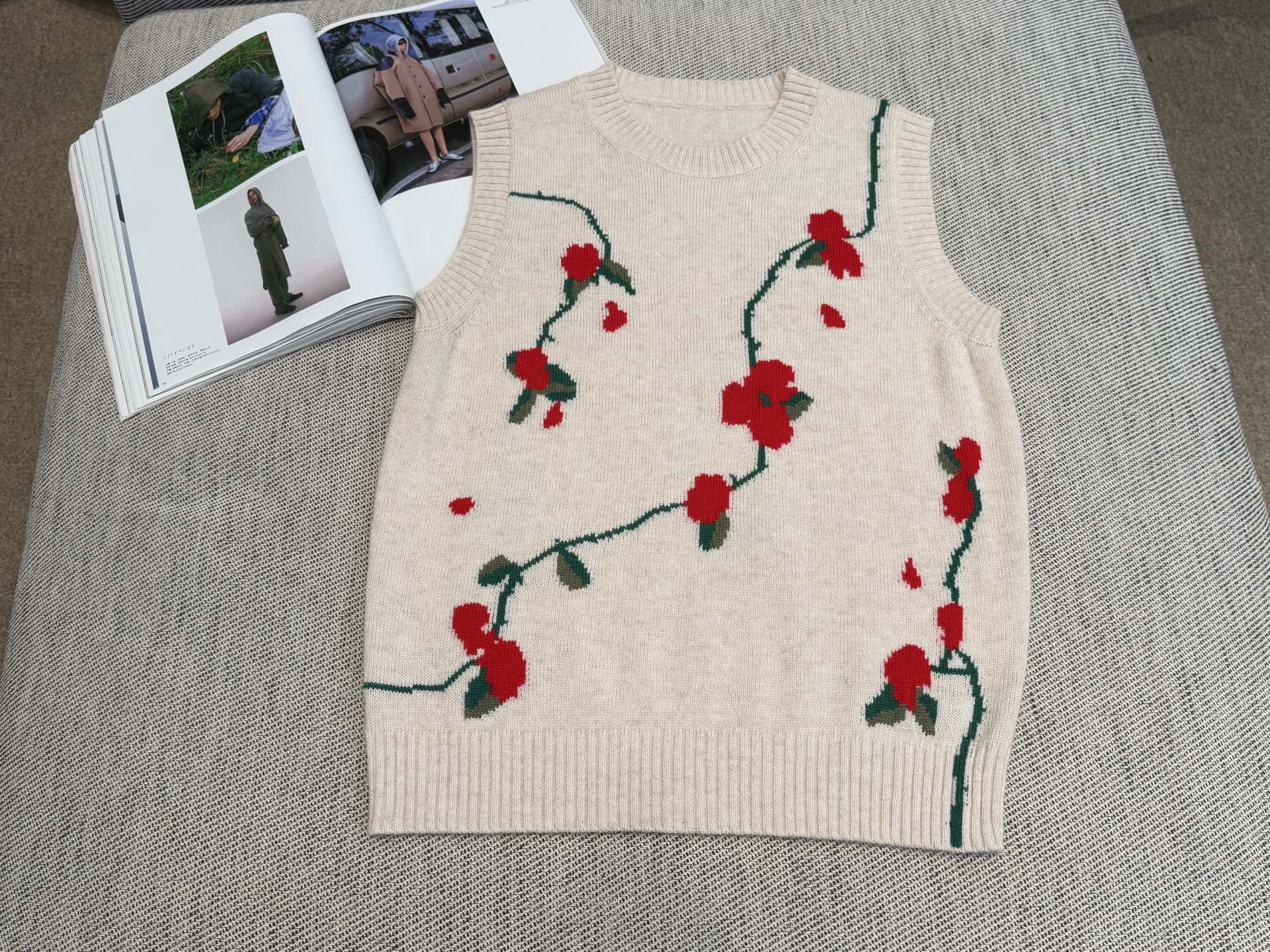 Ba｜法式花卉圆领背心🎀10%羊绒，90%羊毛米白色底色配红绿荆棘罂粟花朵刺绣，超有细节感，绿色枝蔓+红