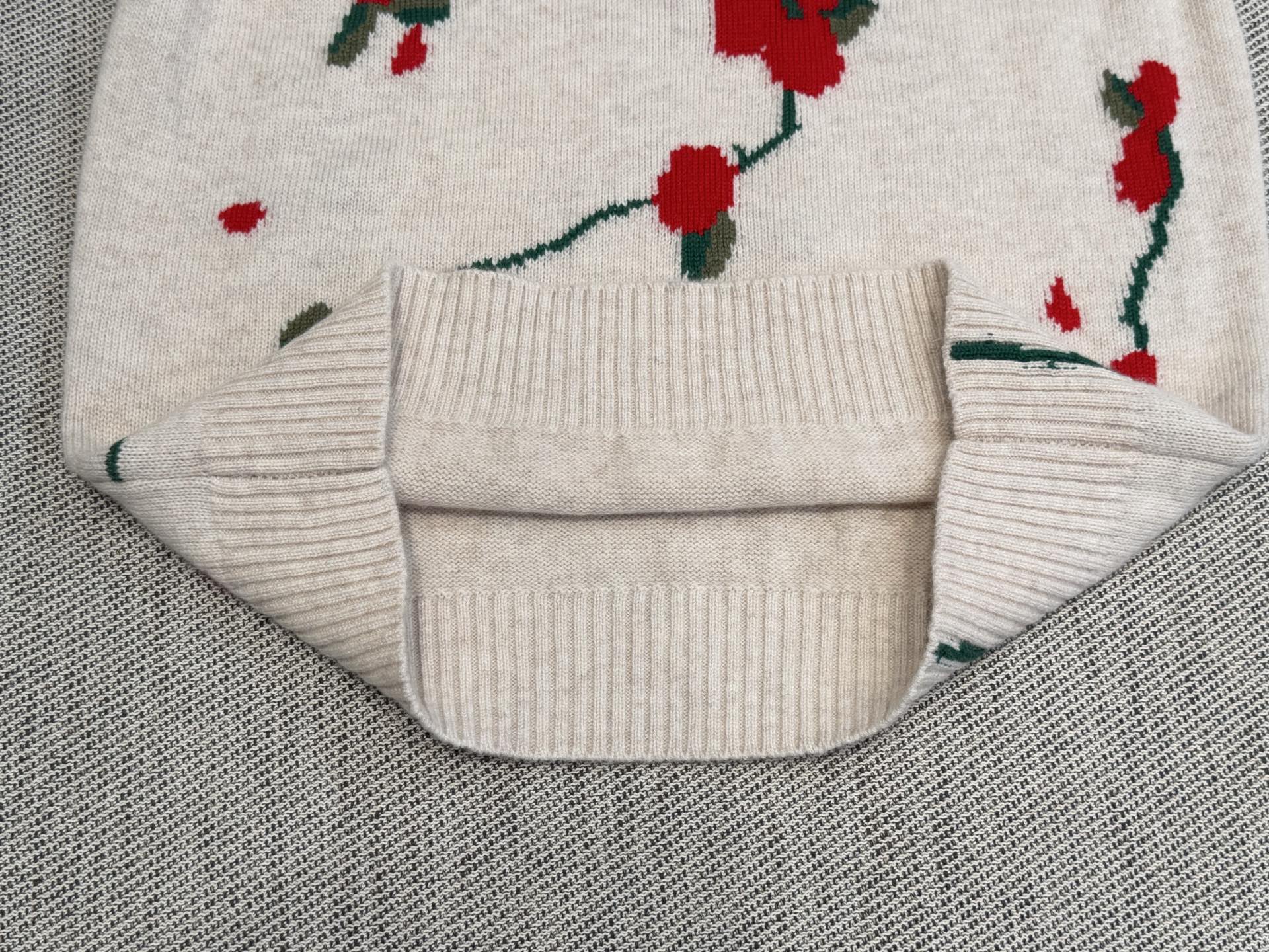 Ba｜法式花卉圆领背心🎀10%羊绒，90%羊毛米白色底色配红绿荆棘罂粟花朵刺绣，超有细节感，绿色枝蔓+红