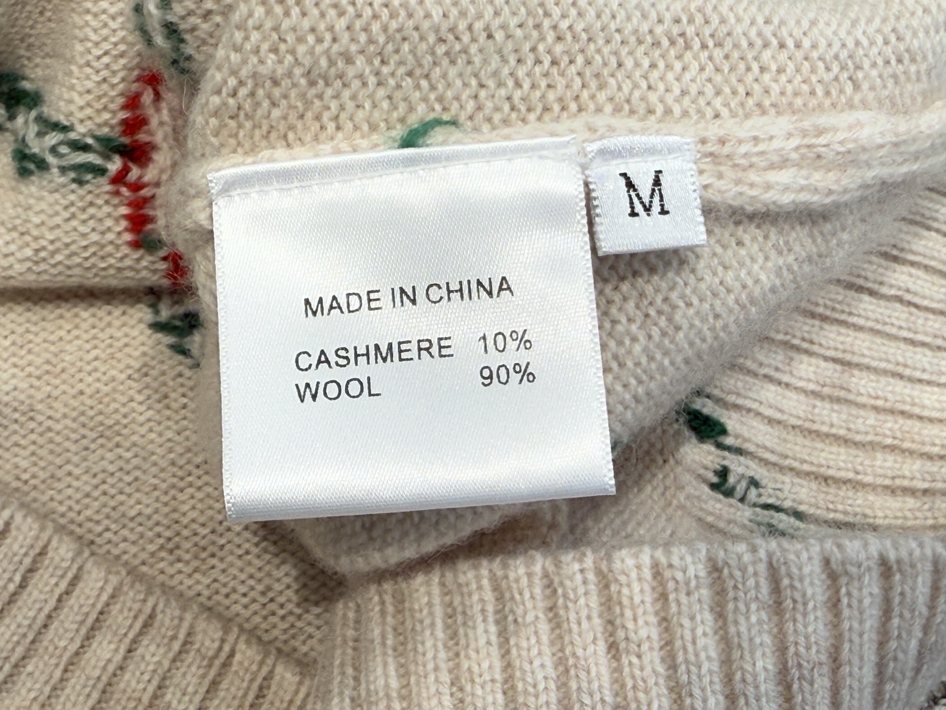 Ba｜法式花卉圆领背心🎀10%羊绒，90%羊毛米白色底色配红绿荆棘罂粟花朵刺绣，超有细节感，绿色枝蔓+红