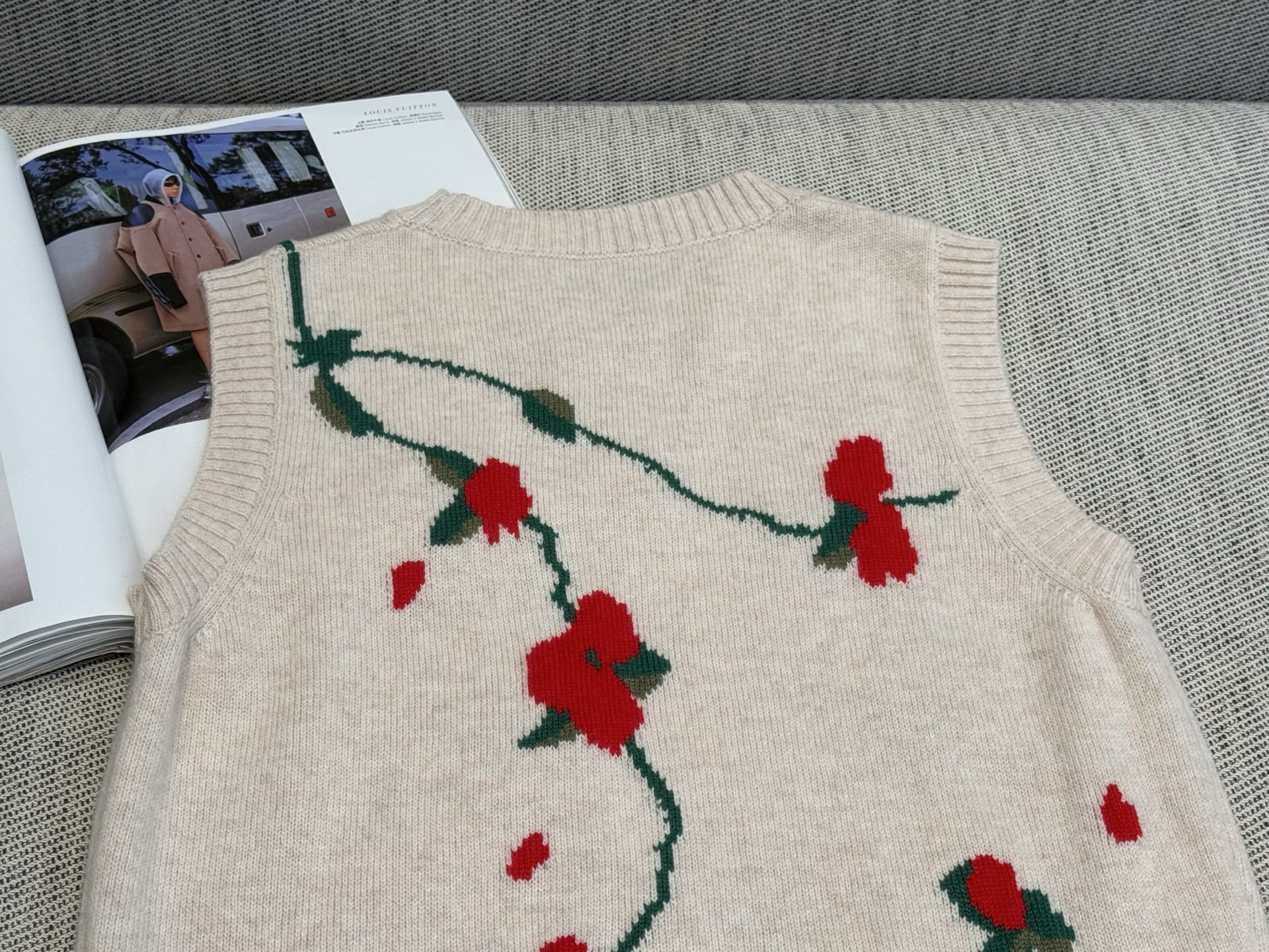 Ba｜法式花卉圆领背心🎀10%羊绒，90%羊毛米白色底色配红绿荆棘罂粟花朵刺绣，超有细节感，绿色枝蔓+红