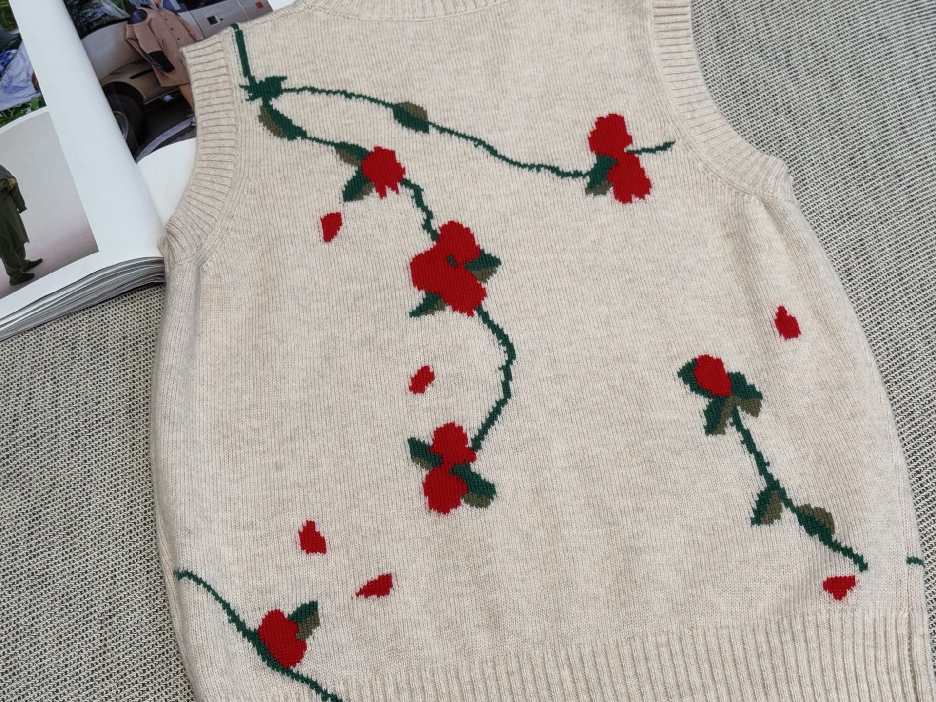 Ba｜法式花卉圆领背心🎀10%羊绒，90%羊毛米白色底色配红绿荆棘罂粟花朵刺绣，超有细节感，绿色枝蔓+红