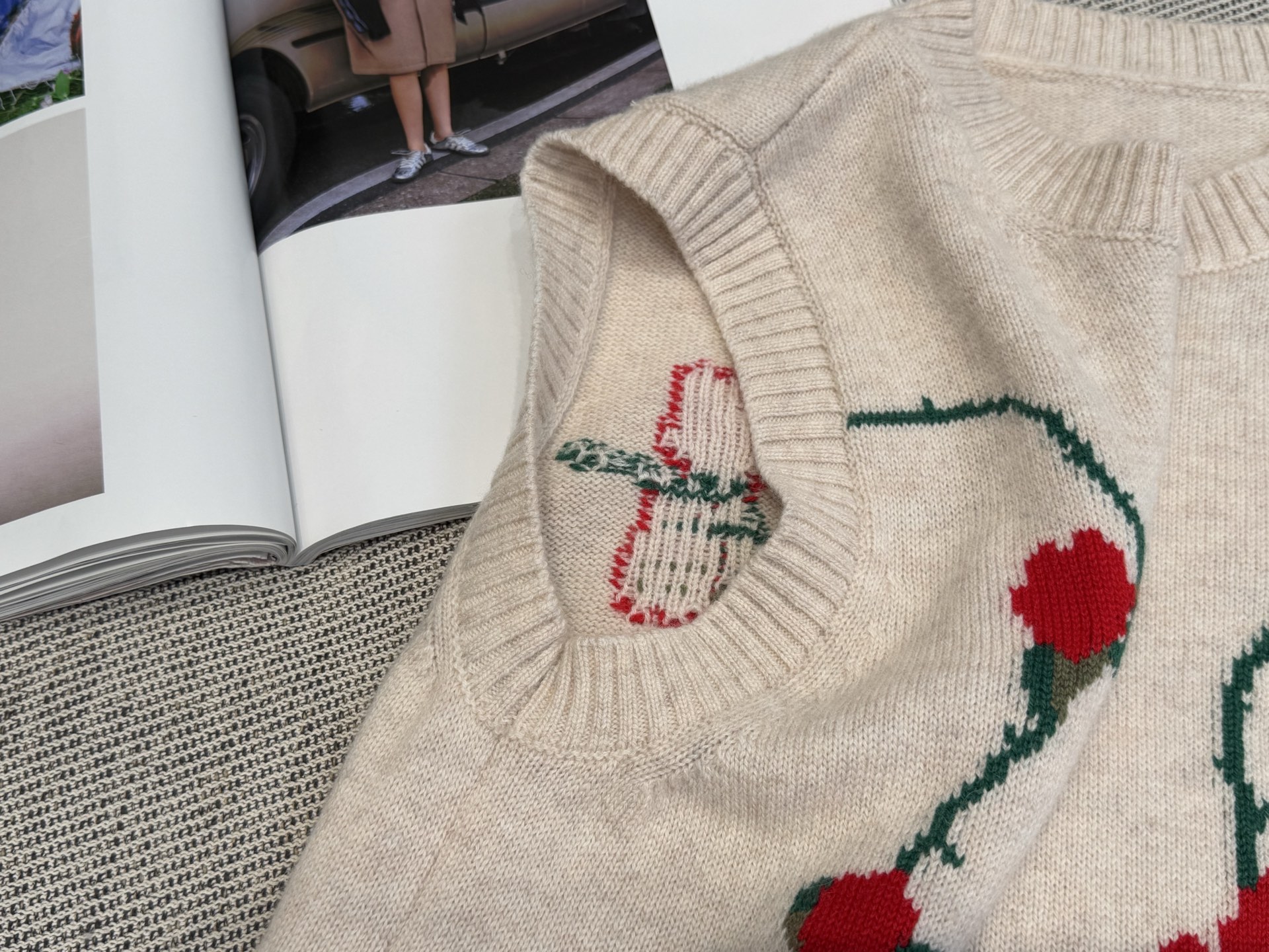 Ba｜法式花卉圆领背心🎀10%羊绒，90%羊毛米白色底色配红绿荆棘罂粟花朵刺绣，超有细节感，绿色枝蔓+红