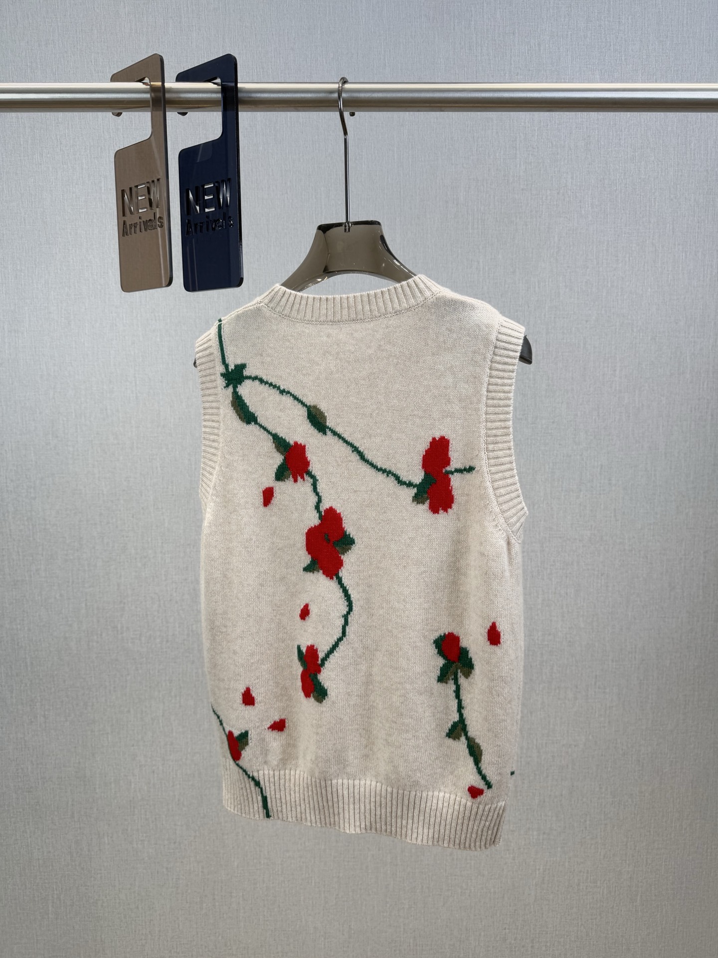 Ba｜法式花卉圆领背心🎀10%羊绒，90%羊毛米白色底色配红绿荆棘罂粟花朵刺绣，超有细节感，绿色枝蔓+红