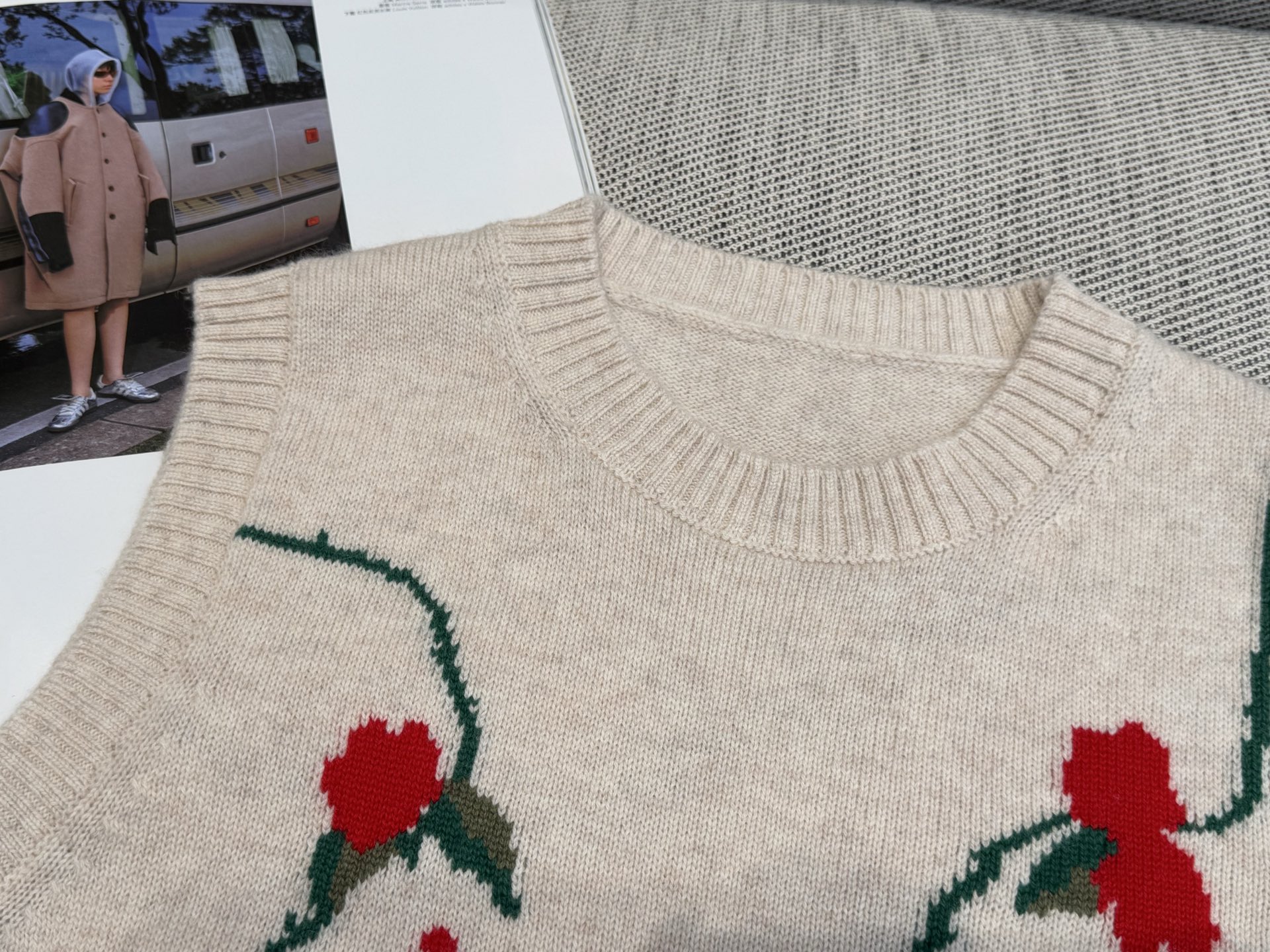 Ba｜法式花卉圆领背心🎀10%羊绒，90%羊毛米白色底色配红绿荆棘罂粟花朵刺绣，超有细节感，绿色枝蔓+红