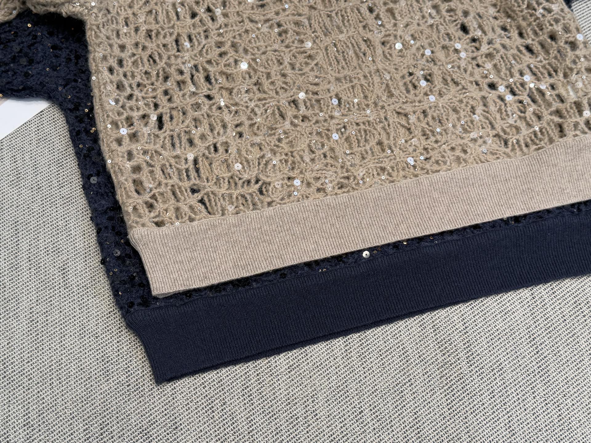 BC｜亮片镂空圆领长袖🟢43%羊毛，33%腈纶，12%马海毛，12%羊绒圆领套头裁剪，通体刺绣珠片钩花，