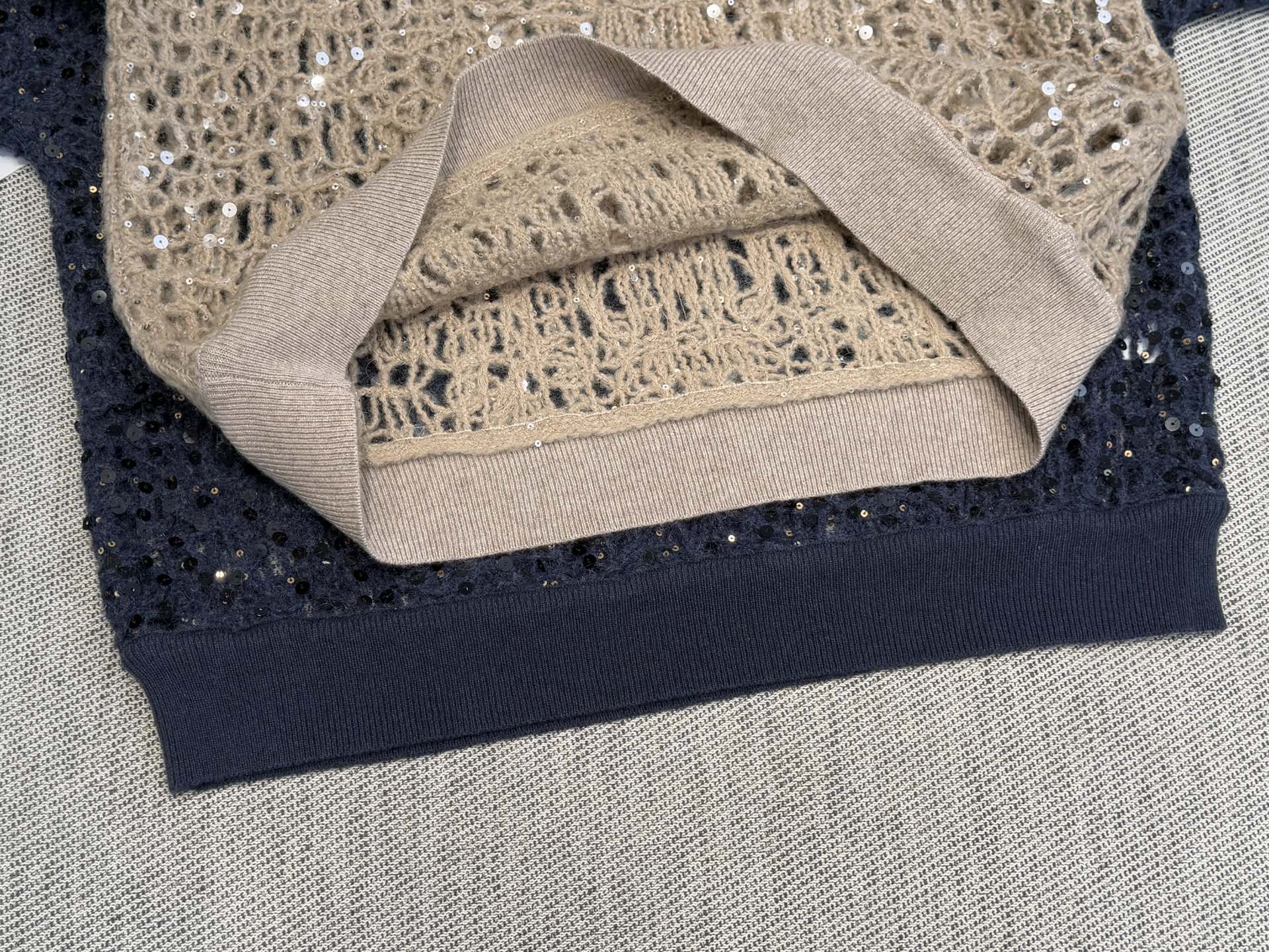 BC｜亮片镂空圆领长袖🟢43%羊毛，33%腈纶，12%马海毛，12%羊绒圆领套头裁剪，通体刺绣珠片钩花，