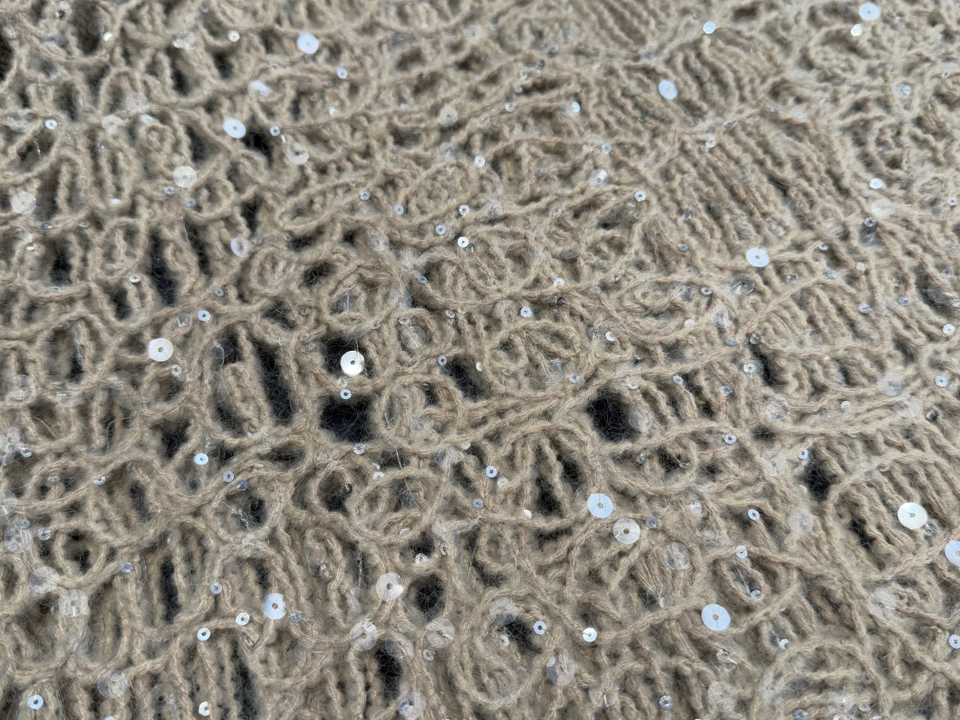 BC｜亮片镂空圆领长袖🟢43%羊毛，33%腈纶，12%马海毛，12%羊绒圆领套头裁剪，通体刺绣珠片钩花，