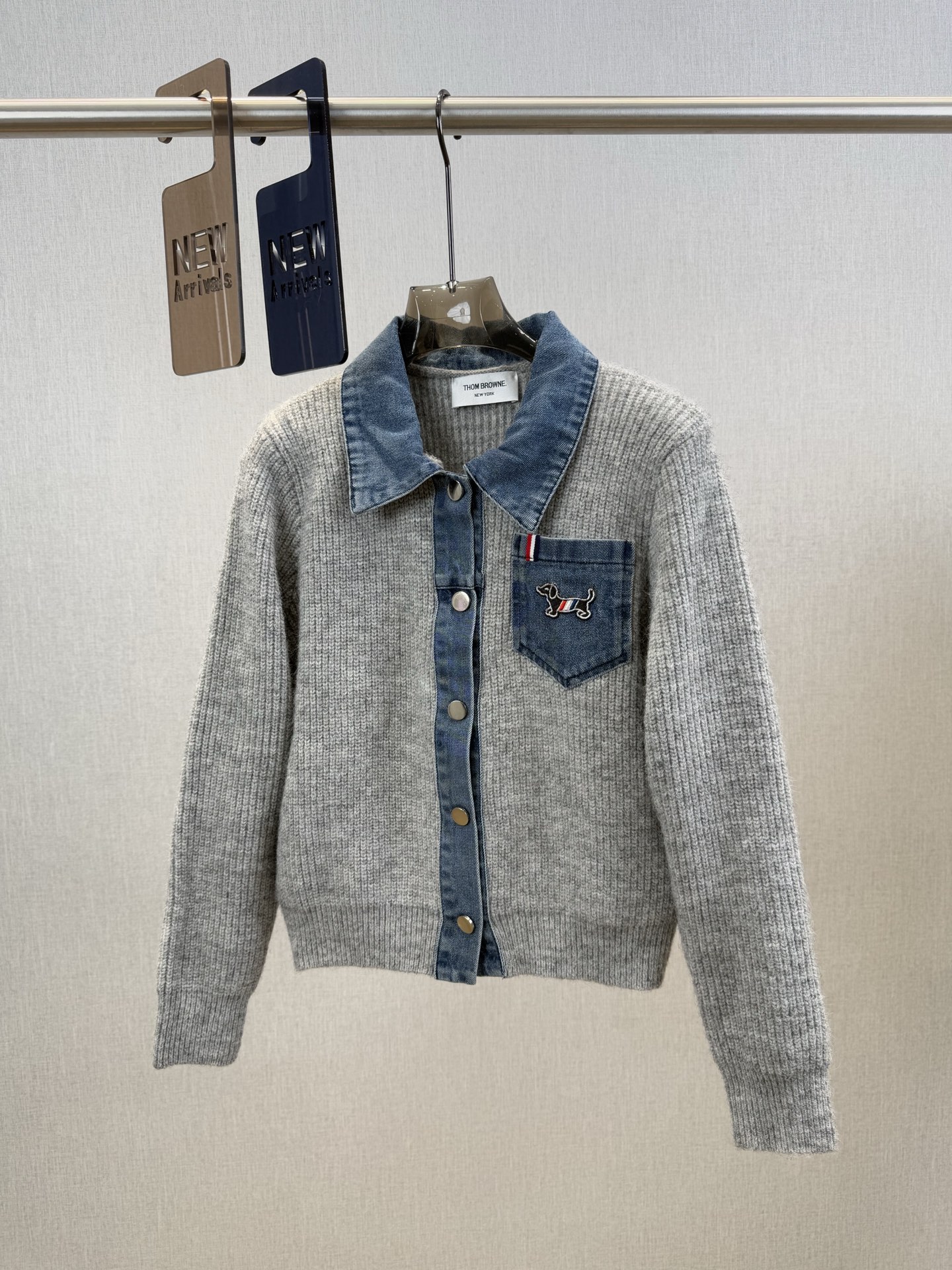 TB｜牛仔拼接开衫🔵100%羊毛牛仔拼接羊毛翻领开衫气质款！灰色羊毛主体柔糯亲肤，牛仔蓝领口碰撞出复古松