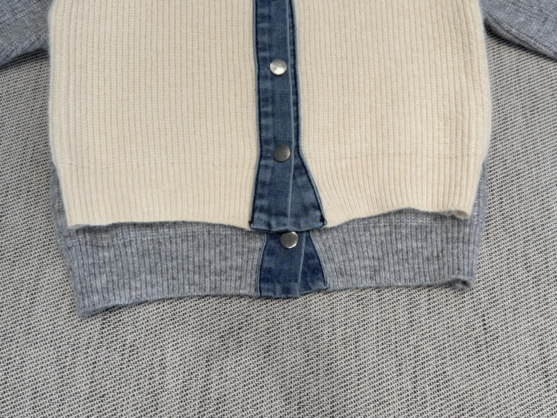 TB｜牛仔拼接开衫🔵100%羊毛牛仔拼接羊毛翻领开衫气质款！灰色羊毛主体柔糯亲肤，牛仔蓝领口碰撞出复古松