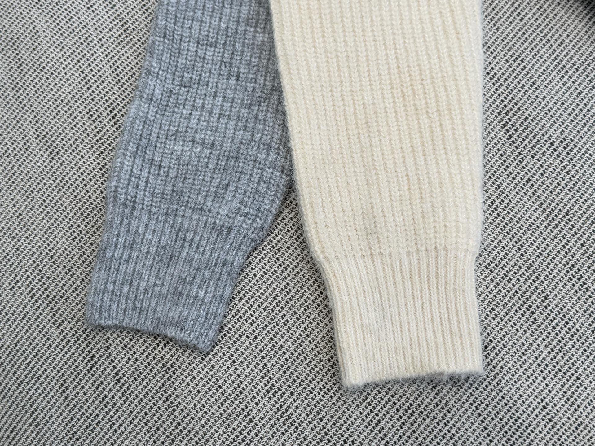 TB｜牛仔拼接开衫🔵100%羊毛牛仔拼接羊毛翻领开衫气质款！灰色羊毛主体柔糯亲肤，牛仔蓝领口碰撞出复古松