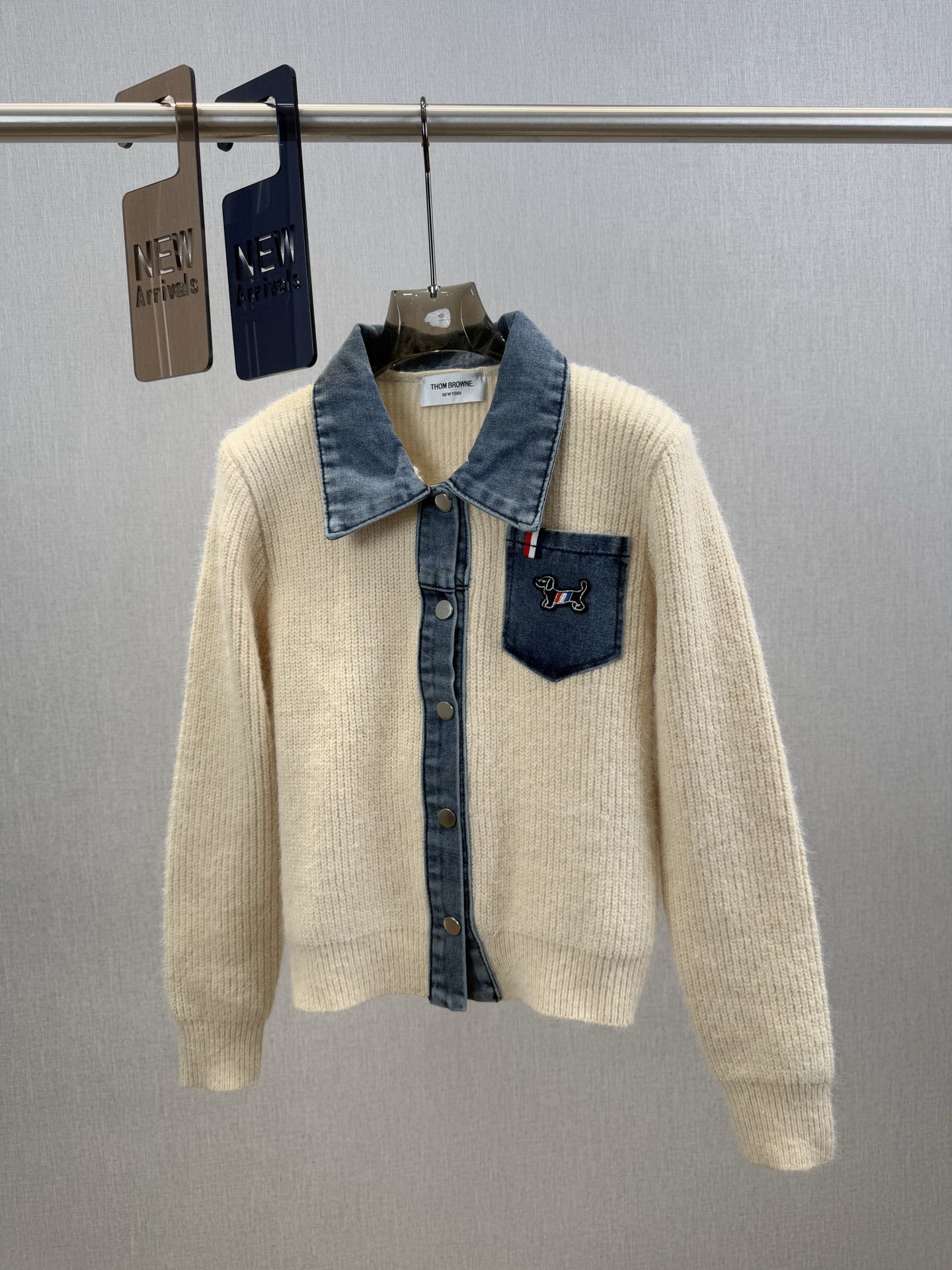 TB｜牛仔拼接开衫🔵100%羊毛牛仔拼接羊毛翻领开衫气质款！灰色羊毛主体柔糯亲肤，牛仔蓝领口碰撞出复古松