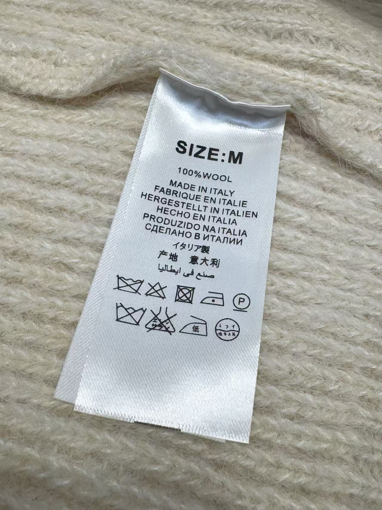 TB｜牛仔拼接开衫🔵100%羊毛牛仔拼接羊毛翻领开衫气质款！灰色羊毛主体柔糯亲肤，牛仔蓝领口碰撞出复古松