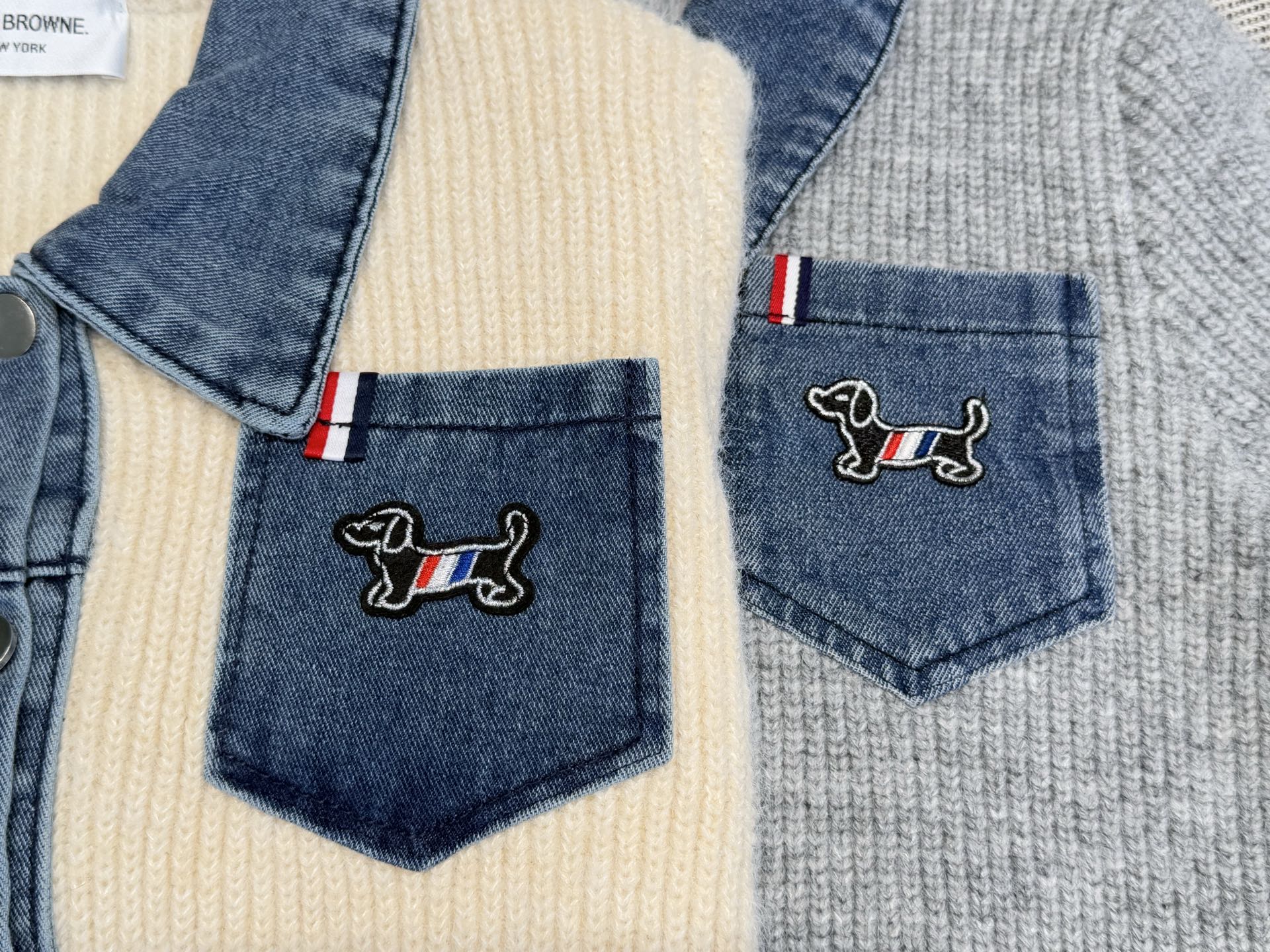 TB｜牛仔拼接开衫🔵100%羊毛牛仔拼接羊毛翻领开衫气质款！灰色羊毛主体柔糯亲肤，牛仔蓝领口碰撞出复古松