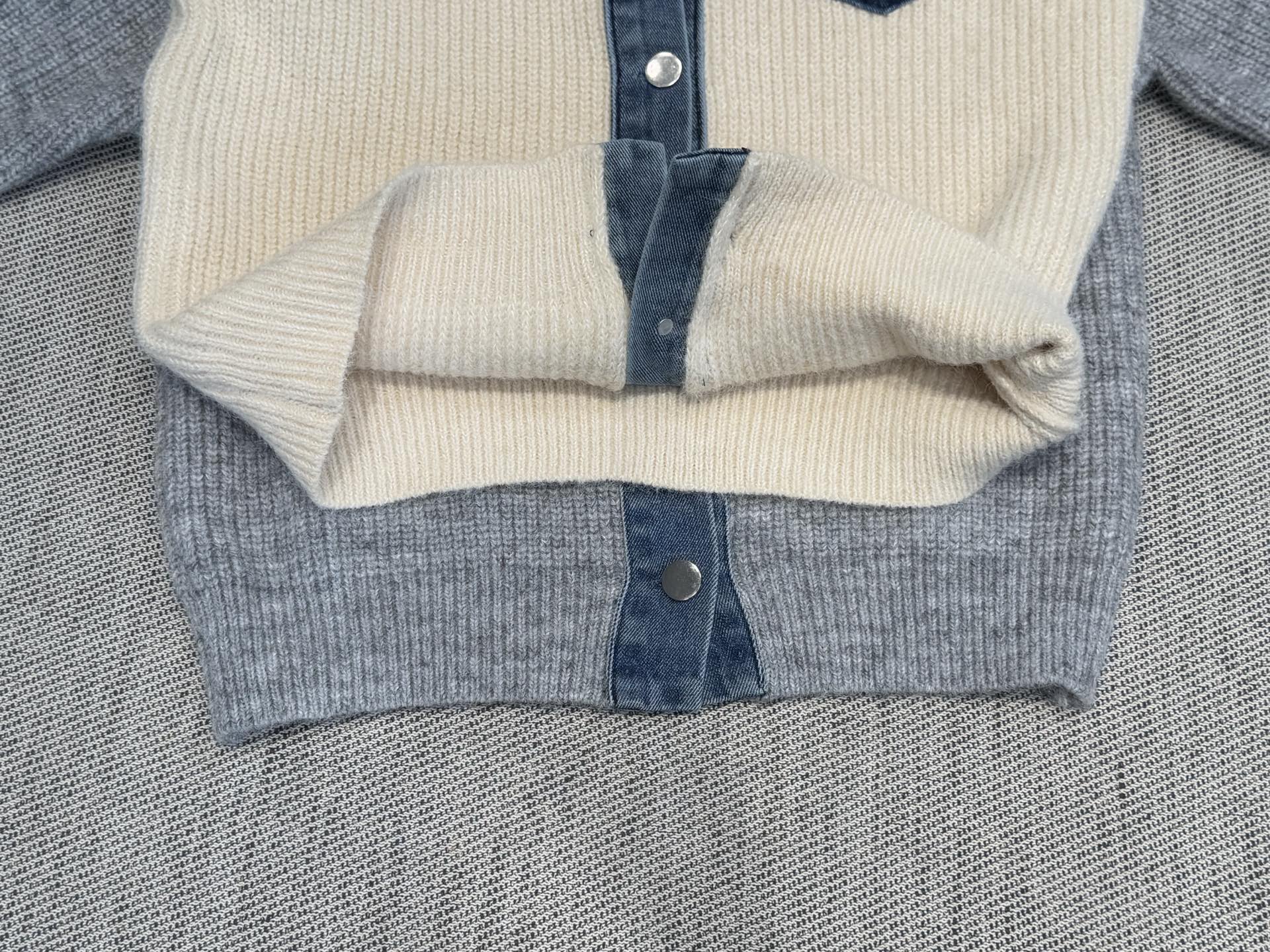 TB｜牛仔拼接开衫🔵100%羊毛牛仔拼接羊毛翻领开衫气质款！灰色羊毛主体柔糯亲肤，牛仔蓝领口碰撞出复古松
