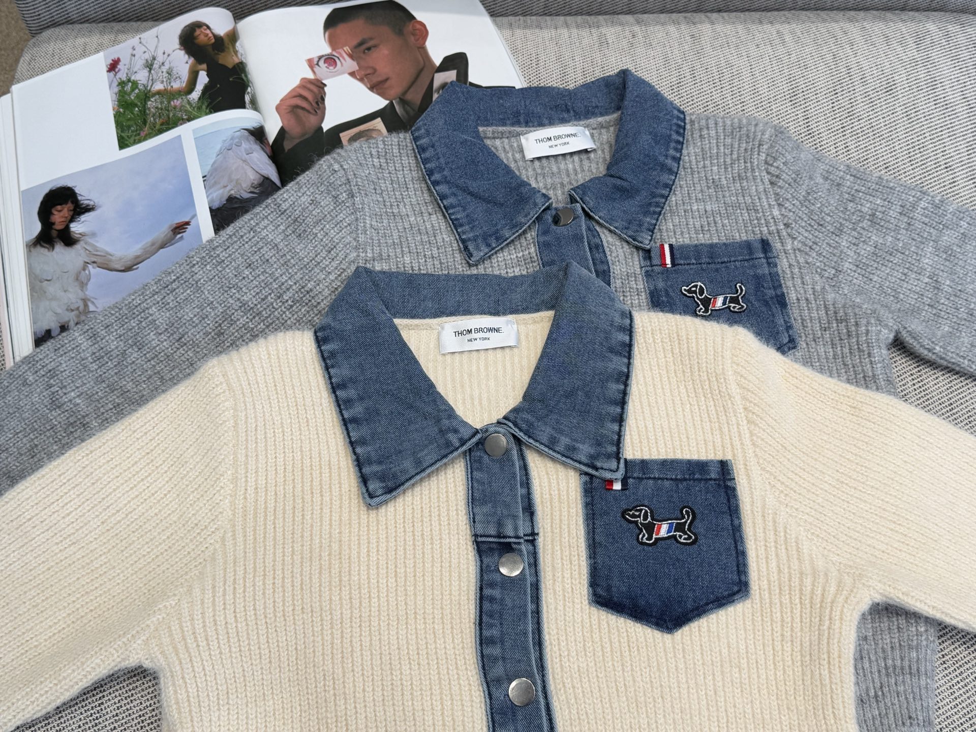 TB｜牛仔拼接开衫🔵100%羊毛牛仔拼接羊毛翻领开衫气质款！灰色羊毛主体柔糯亲肤，牛仔蓝领口碰撞出复古松