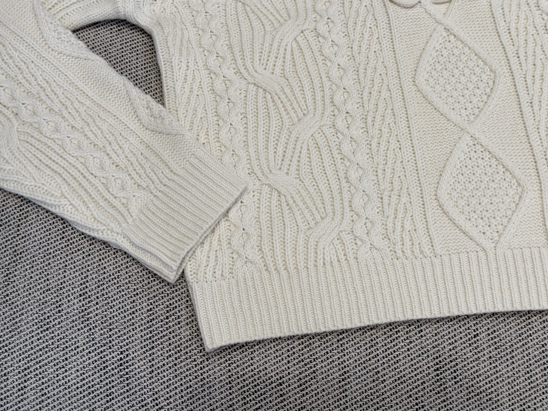 思家｜复古绞花长袖🍊50%羊毛，50%羊绒圆领长袖裁剪，胸前经典凯旋门logo，麻花编织工艺，简约又有细