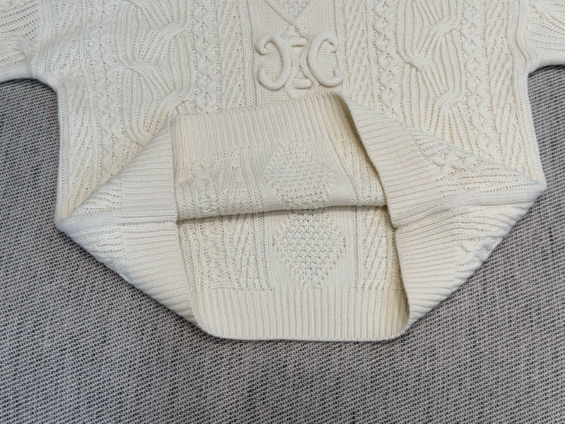 思家｜复古绞花长袖🍊50%羊毛，50%羊绒圆领长袖裁剪，胸前经典凯旋门logo，麻花编织工艺，简约又有细