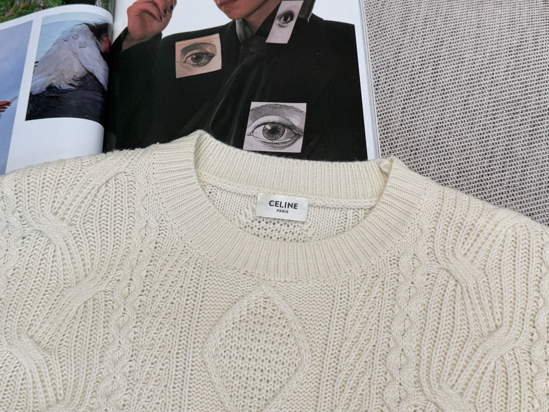 思家｜复古绞花长袖🍊50%羊毛，50%羊绒圆领长袖裁剪，胸前经典凯旋门logo，麻花编织工艺，简约又有细