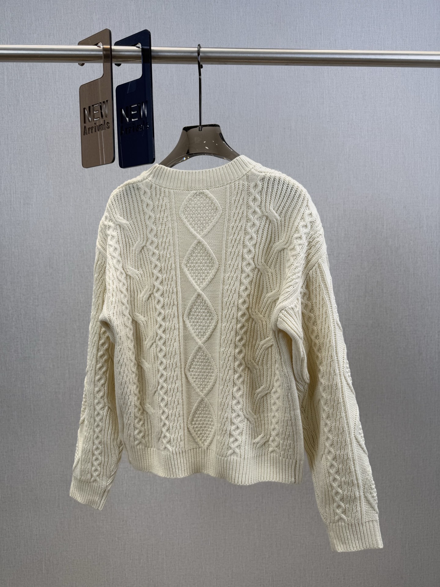 思家｜复古绞花长袖🍊50%羊毛，50%羊绒圆领长袖裁剪，胸前经典凯旋门logo，麻花编织工艺，简约又有细