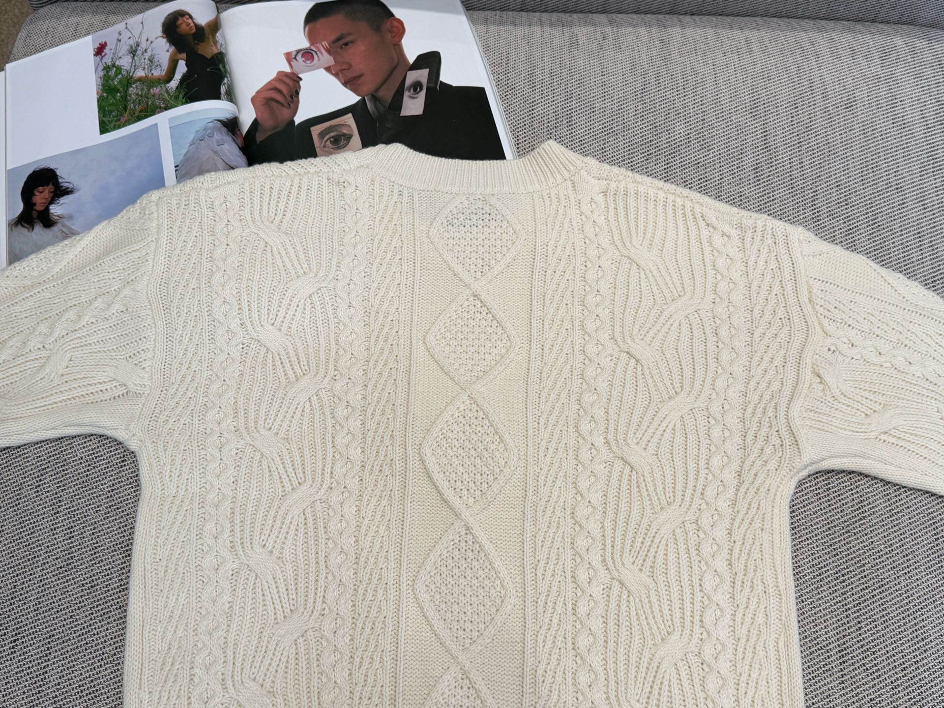 思家｜复古绞花长袖🍊50%羊毛，50%羊绒圆领长袖裁剪，胸前经典凯旋门logo，麻花编织工艺，简约又有细