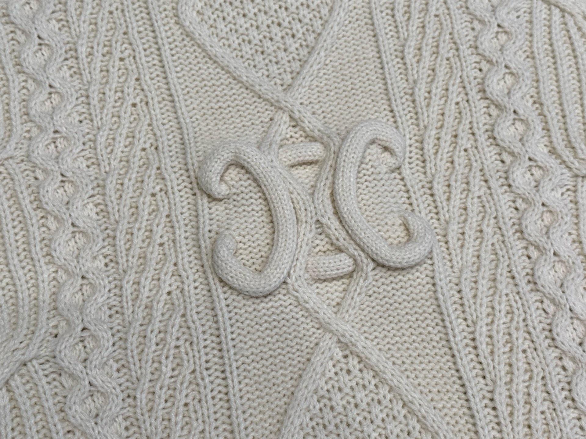 思家｜复古绞花长袖🍊50%羊毛，50%羊绒圆领长袖裁剪，胸前经典凯旋门logo，麻花编织工艺，简约又有细