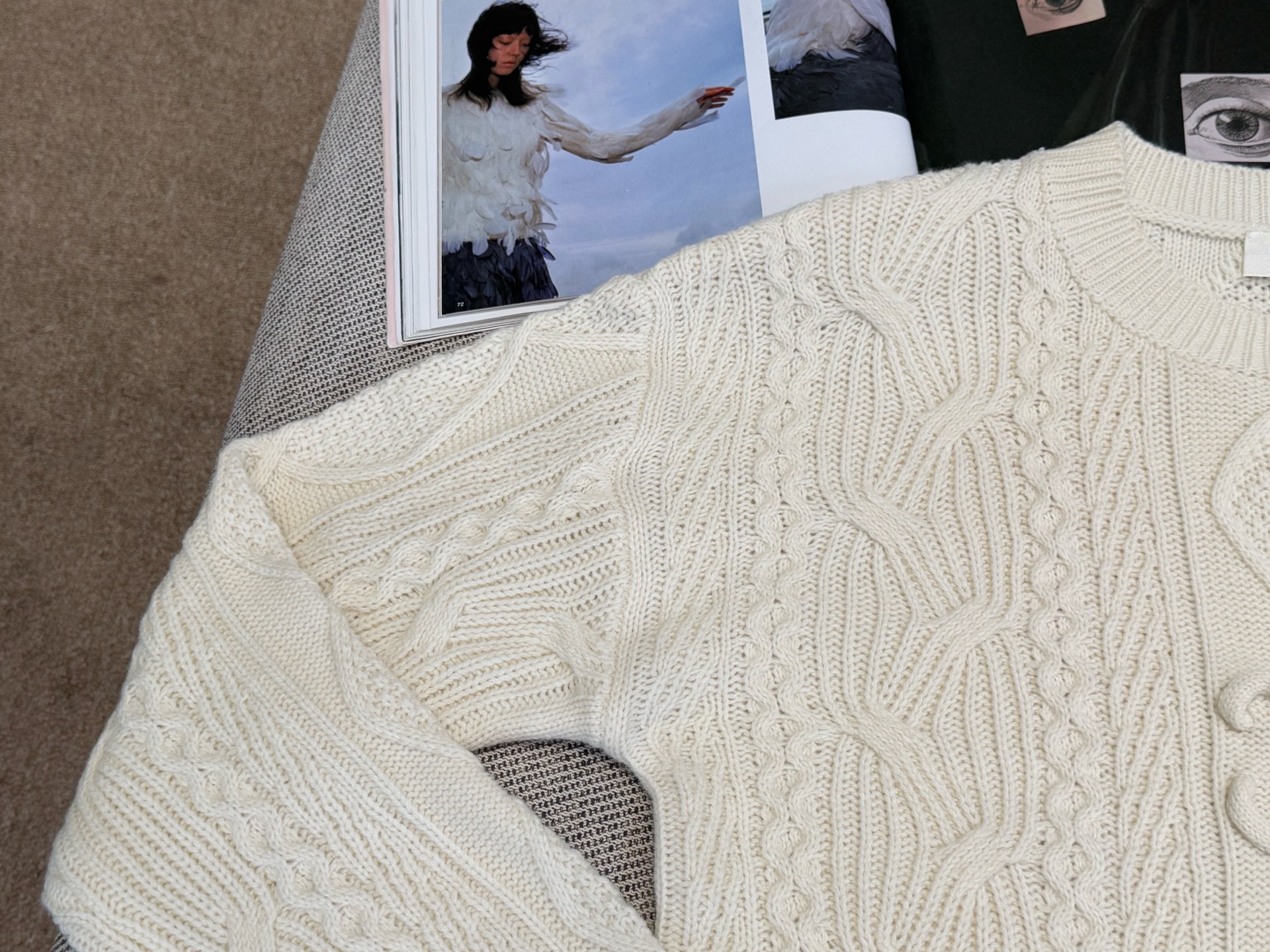 思家｜复古绞花长袖🍊50%羊毛，50%羊绒圆领长袖裁剪，胸前经典凯旋门logo，麻花编织工艺，简约又有细