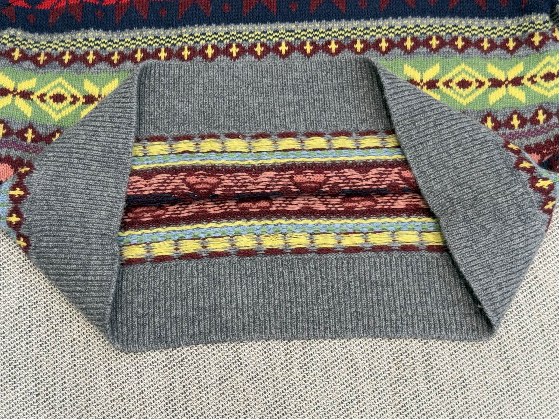 保罗｜费尔岛花纹套头💜100%羊毛圆领长袖套头裁剪，很厚实的一件，费尔岛花纹提花图案，特别精致，非常重工