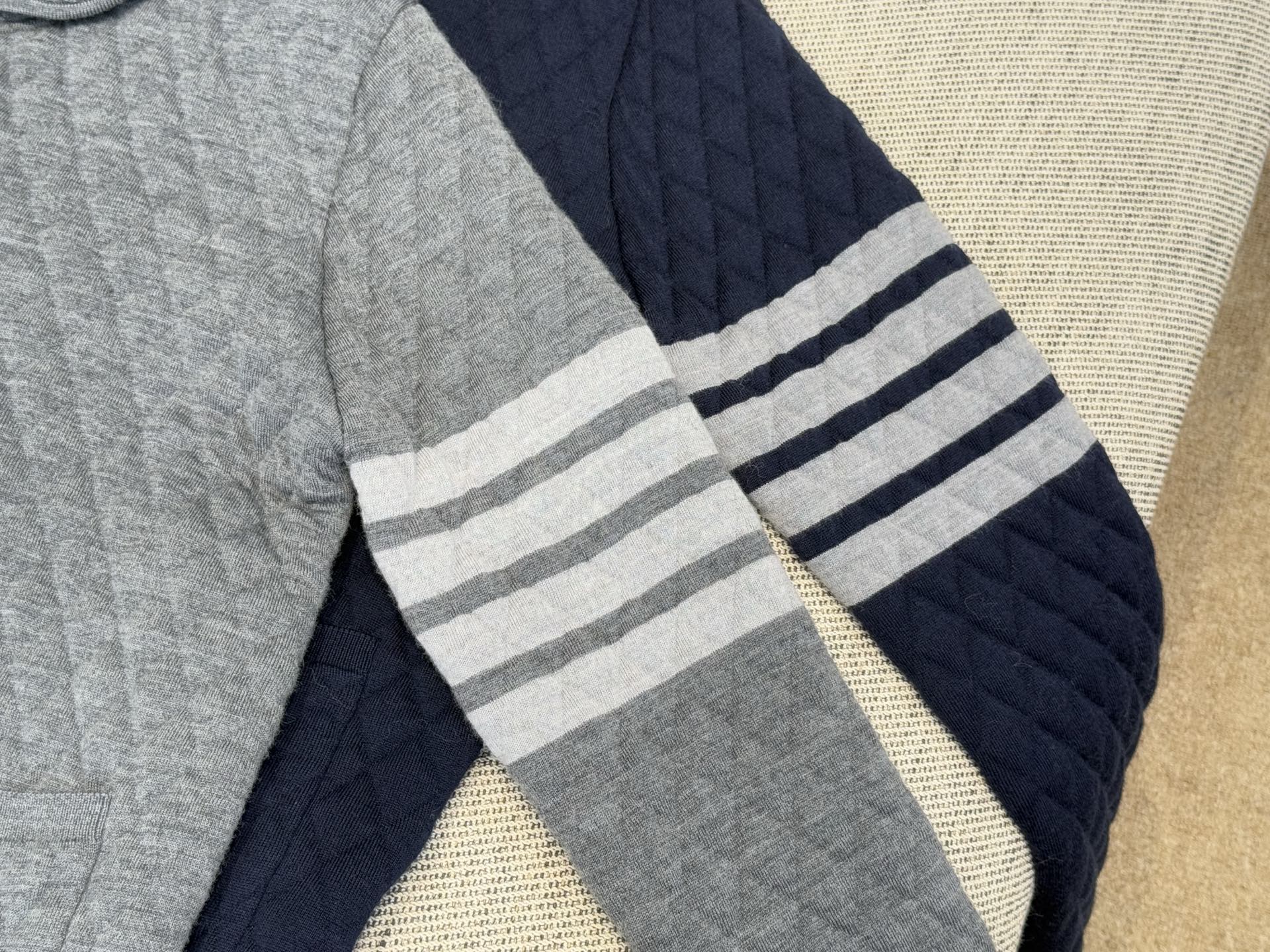 TB｜菱格立领开衫🟠100%扬子羊毛（带质检报告）菱格立领双开拉链长袖开衫，袖子四杠设计，搭配后背彩色织