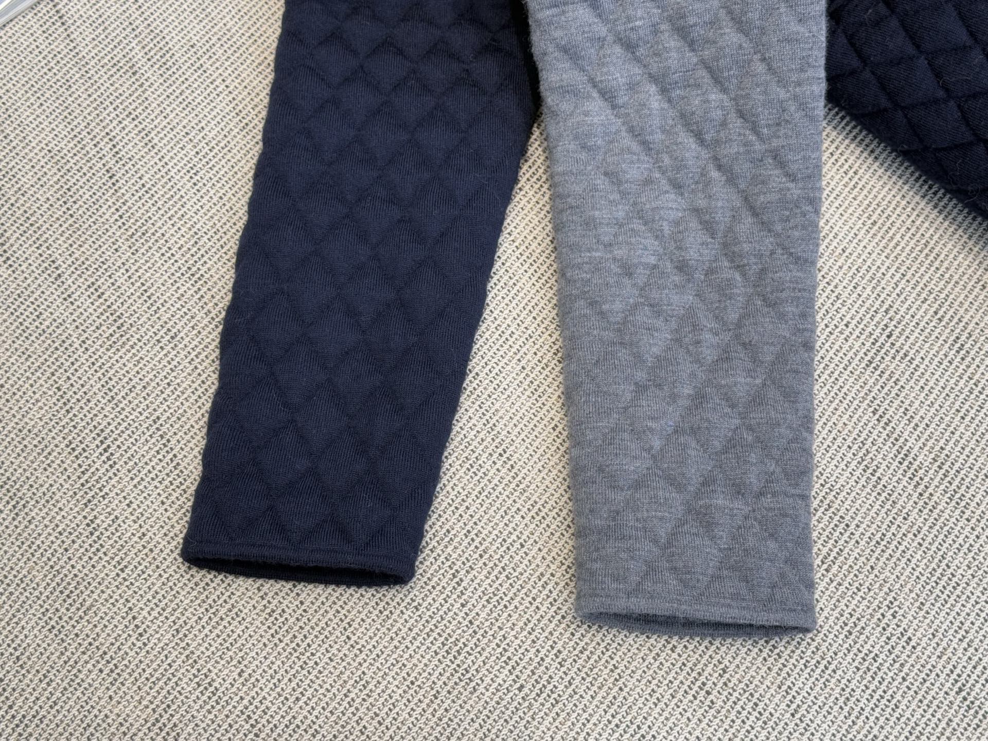 TB｜菱格立领开衫🟠100%扬子羊毛（带质检报告）菱格立领双开拉链长袖开衫，袖子四杠设计，搭配后背彩色织