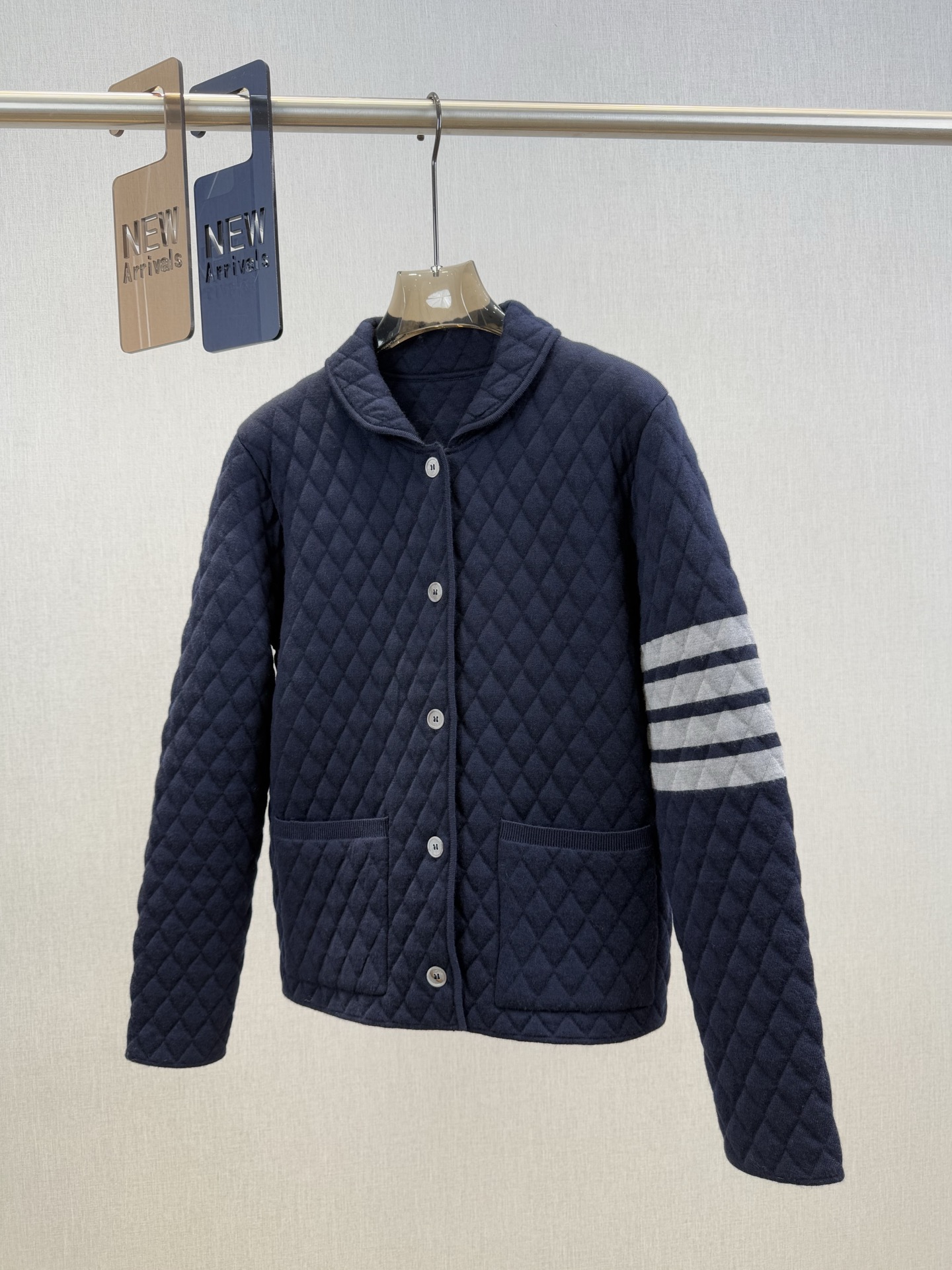 TB｜菱格立领开衫🟠100%扬子羊毛（带质检报告）菱格立领双开拉链长袖开衫，袖子四杠设计，搭配后背彩色织