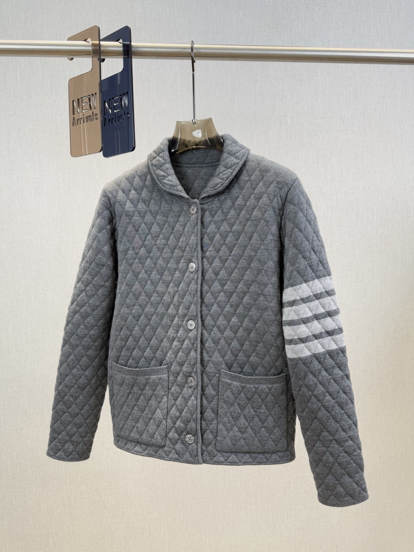 TB｜菱格立领开衫🟠100%扬子羊毛（带质检报告）菱格立领双开拉链长袖开衫，袖子四杠设计，搭配后背彩色织