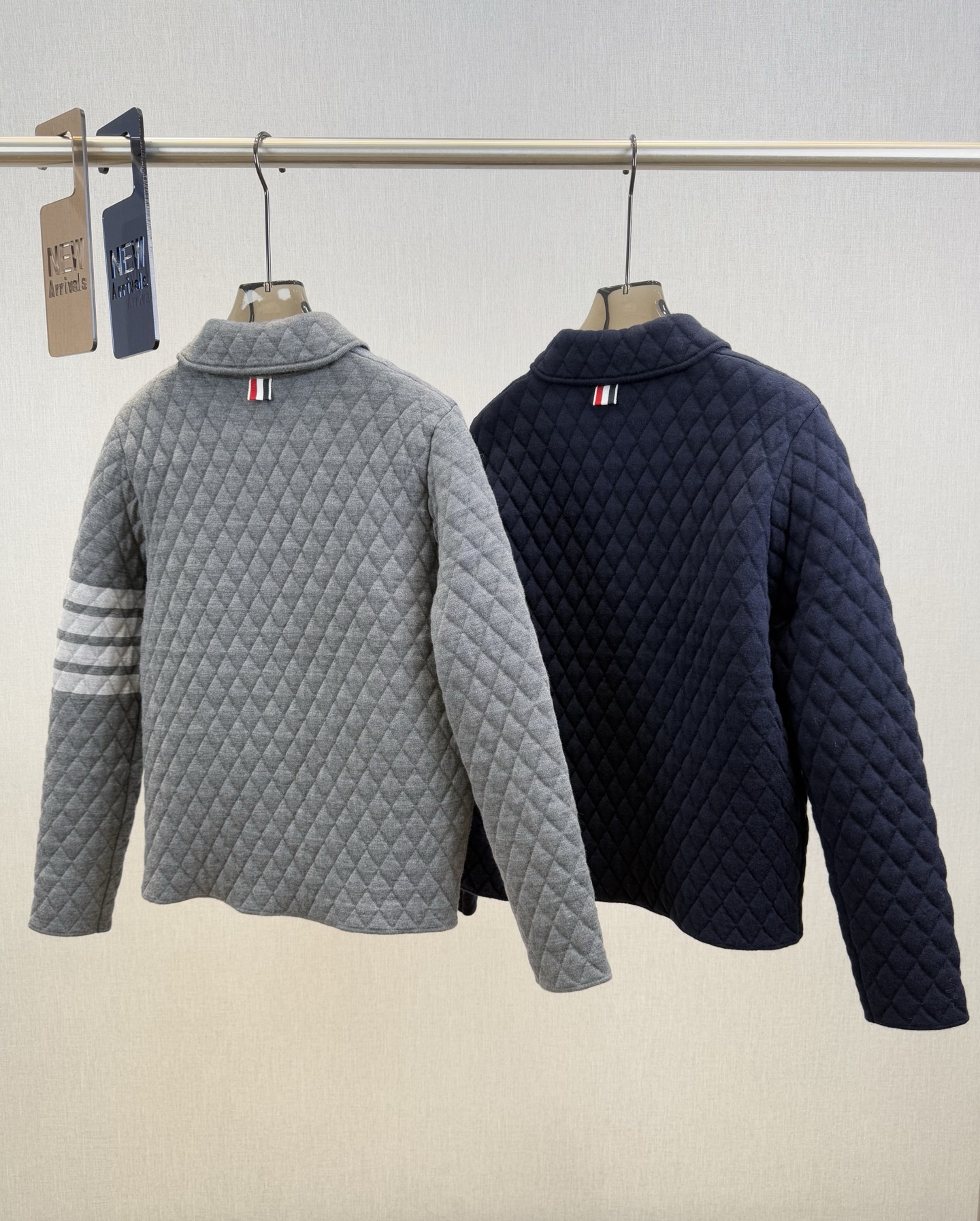 TB｜菱格立领开衫🟠100%扬子羊毛（带质检报告）菱格立领双开拉链长袖开衫，袖子四杠设计，搭配后背彩色织