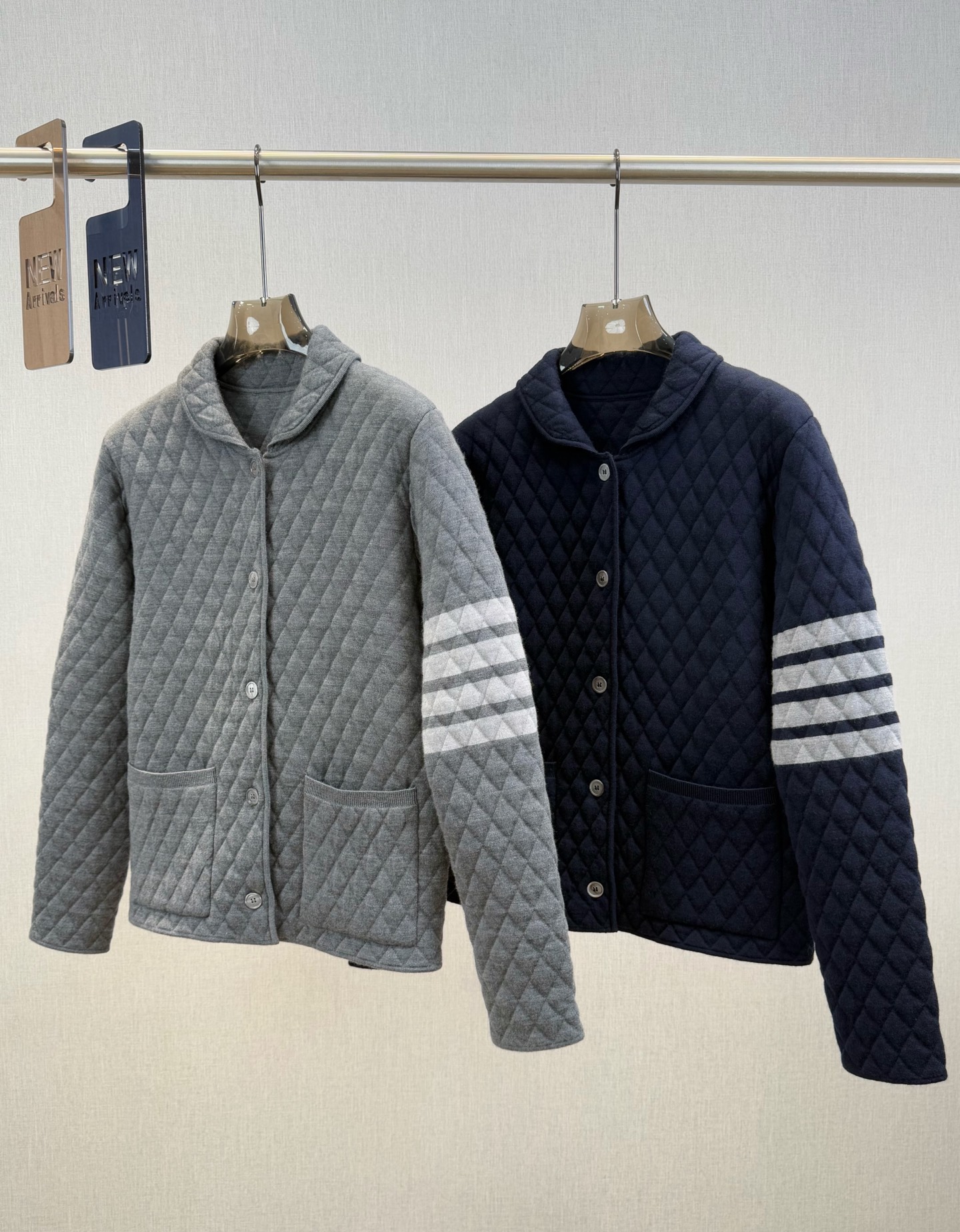 TB｜菱格立领开衫🟠100%扬子羊毛（带质检报告）菱格立领双开拉链长袖开衫，袖子四杠设计，搭配后背彩色织