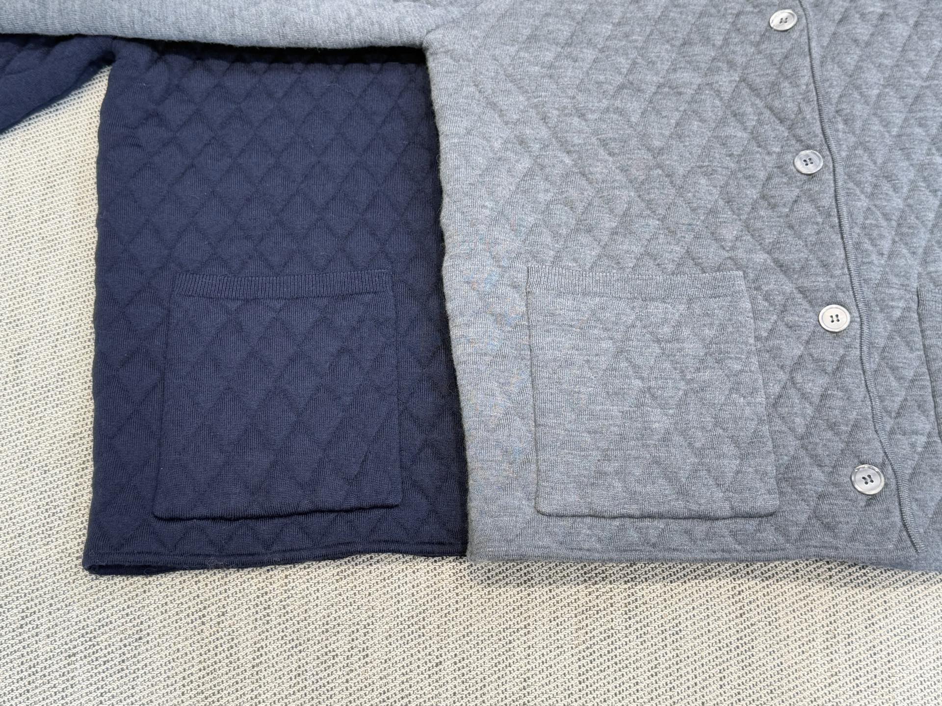 TB｜菱格立领开衫🟠100%扬子羊毛（带质检报告）菱格立领双开拉链长袖开衫，袖子四杠设计，搭配后背彩色织