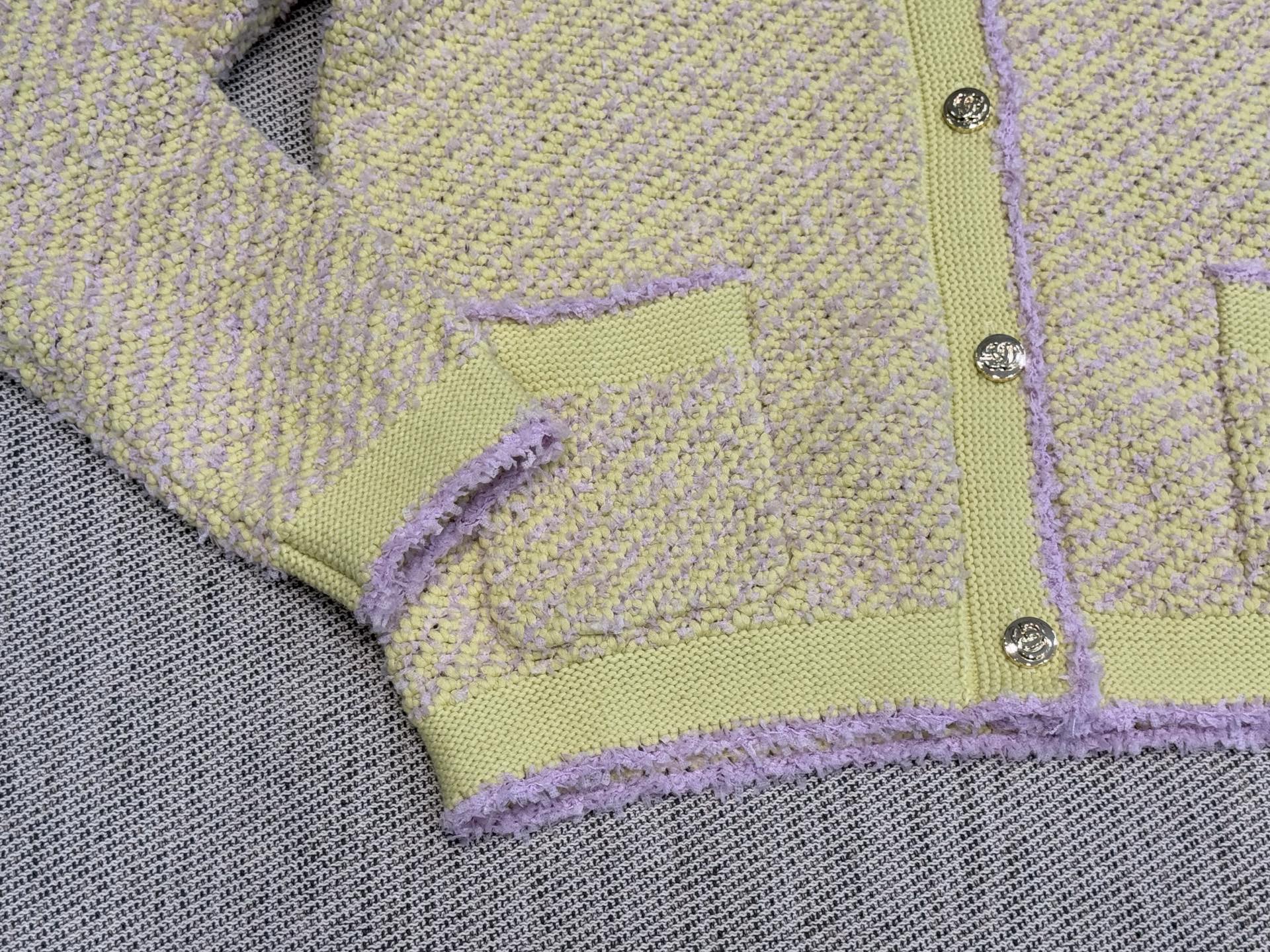 双G｜撞色花边开衫🩵96%棉，4%聚酰胺圆领开衫剪裁，正肩轮廓勾勒肩颈线条，通体以黄底紫包边碰撞，双口袋