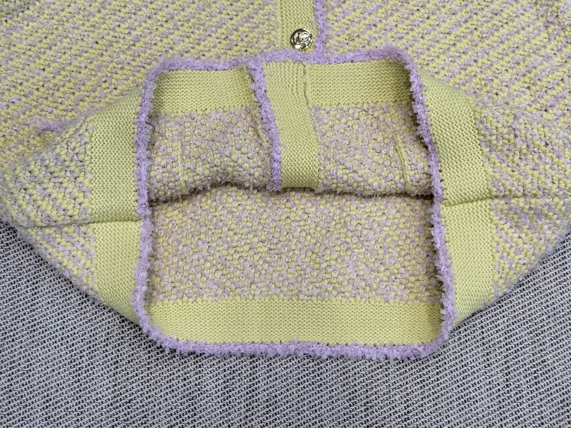 双G｜撞色花边开衫🩵96%棉，4%聚酰胺圆领开衫剪裁，正肩轮廓勾勒肩颈线条，通体以黄底紫包边碰撞，双口袋