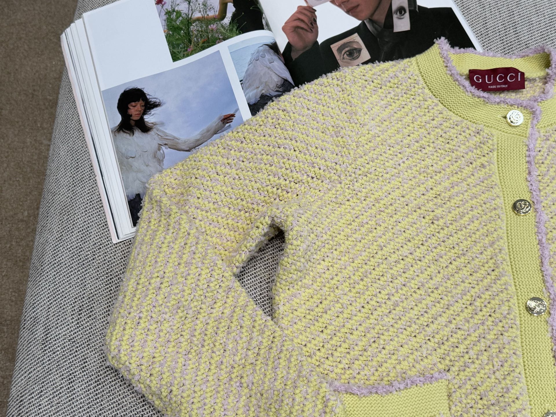 双G｜撞色花边开衫🩵96%棉，4%聚酰胺圆领开衫剪裁，正肩轮廓勾勒肩颈线条，通体以黄底紫包边碰撞，双口袋