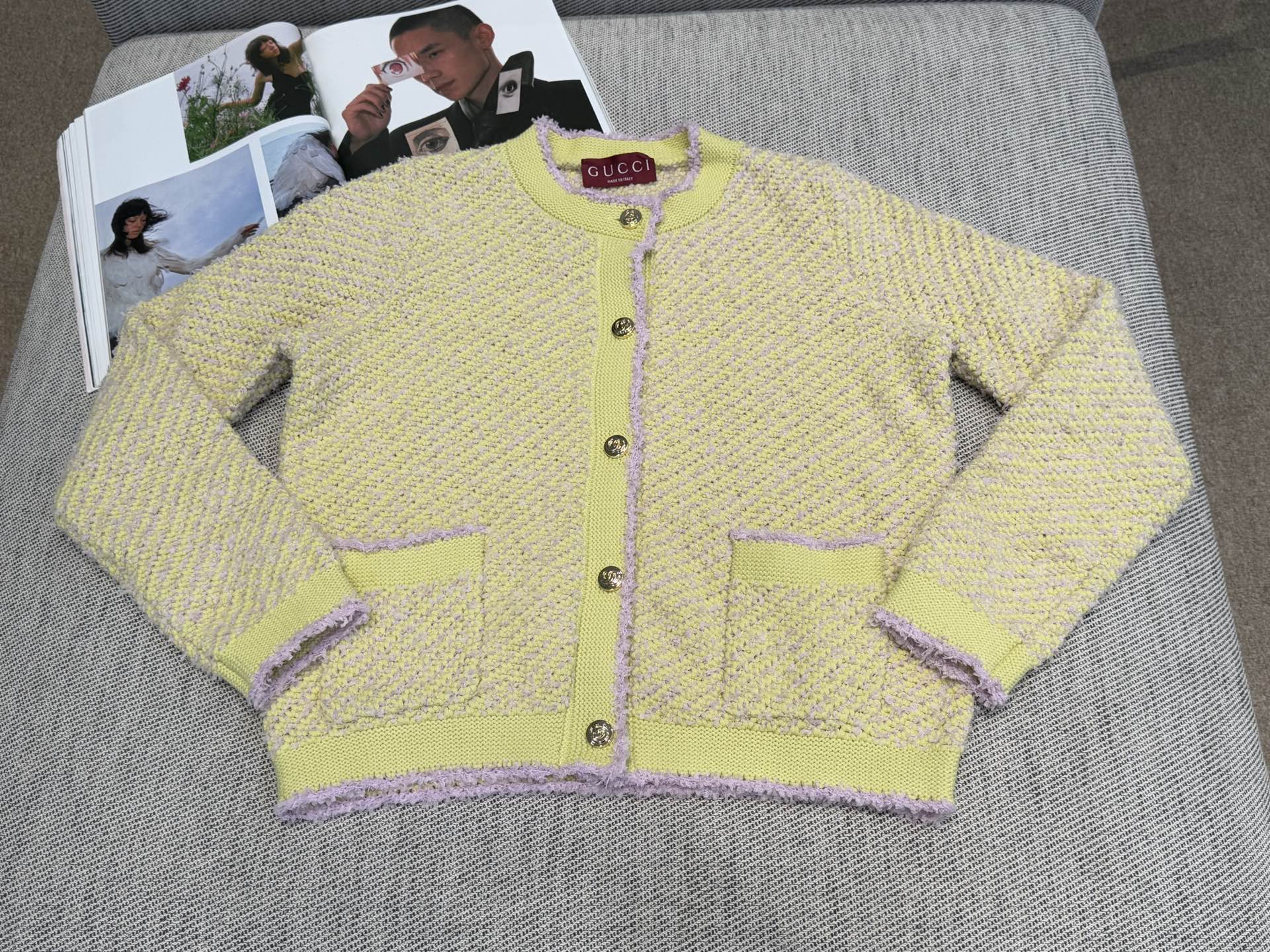 双G｜撞色花边开衫🩵96%棉，4%聚酰胺圆领开衫剪裁，正肩轮廓勾勒肩颈线条，通体以黄底紫包边碰撞，双口袋