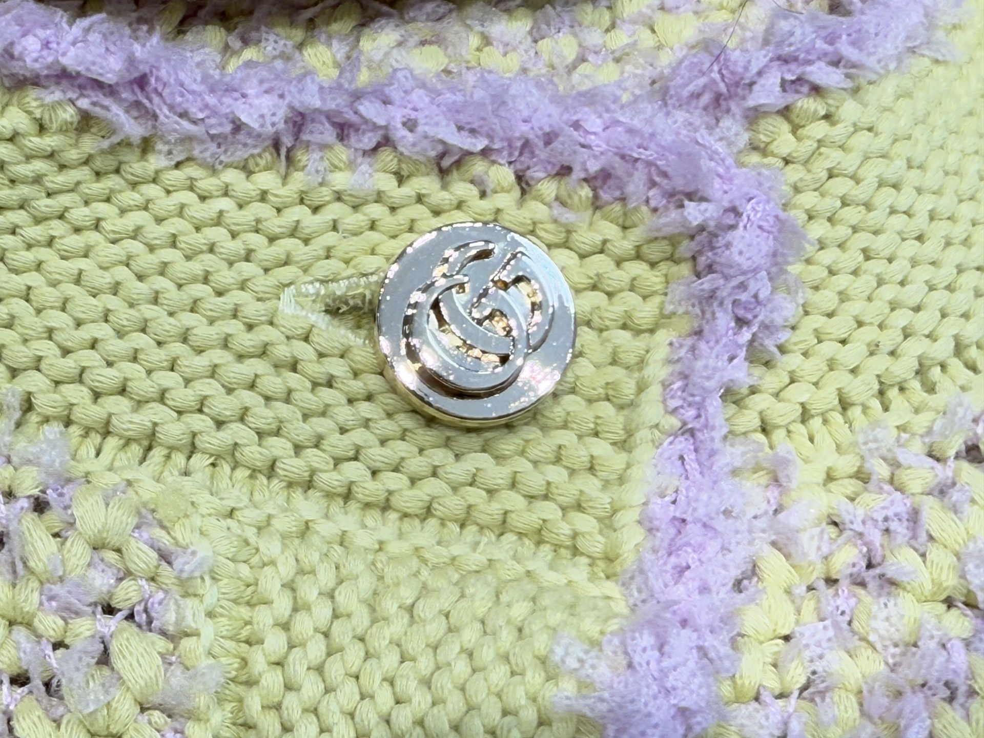 双G｜撞色花边开衫🩵96%棉，4%聚酰胺圆领开衫剪裁，正肩轮廓勾勒肩颈线条，通体以黄底紫包边碰撞，双口袋