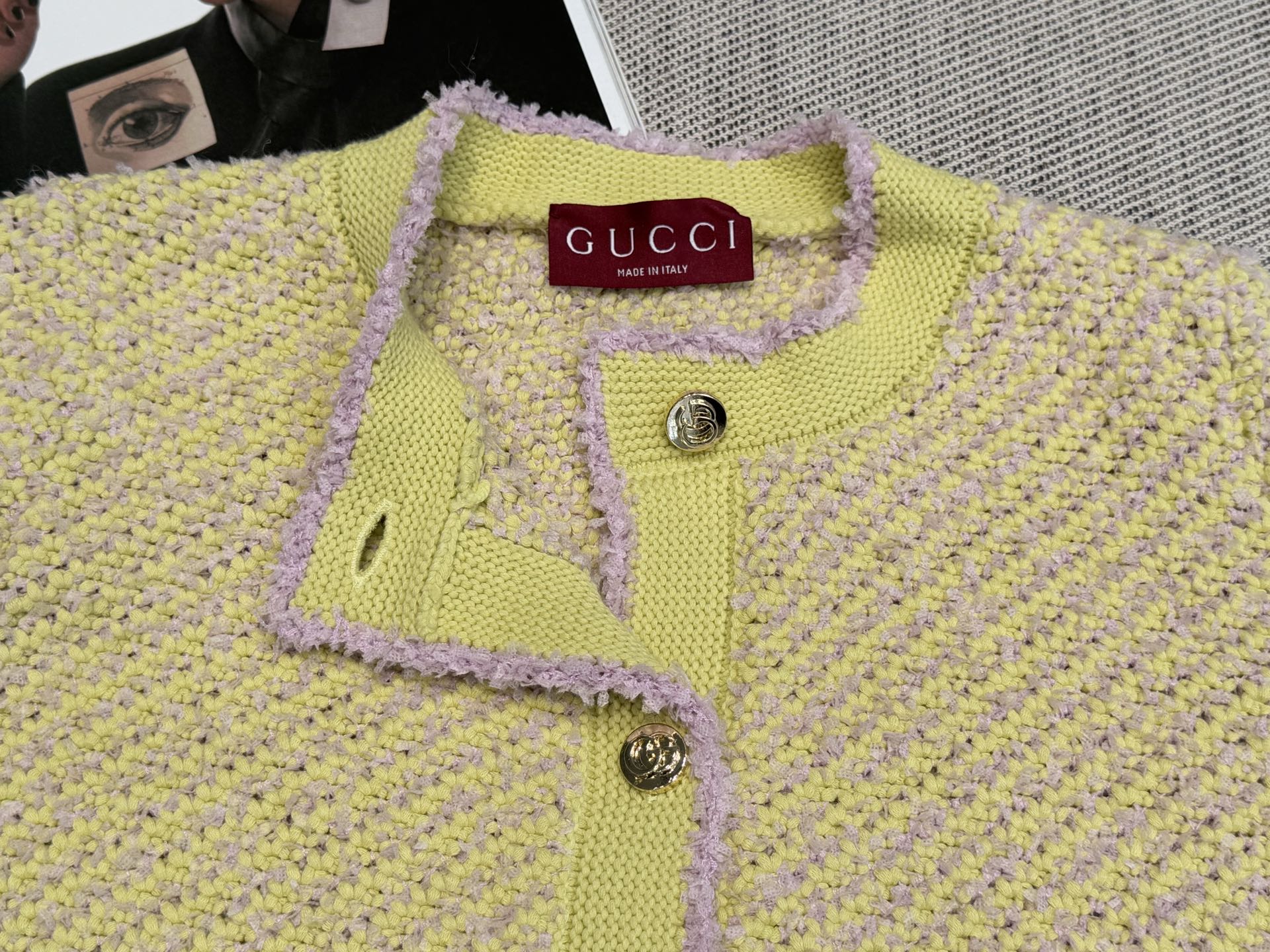 双G｜撞色花边开衫🩵96%棉，4%聚酰胺圆领开衫剪裁，正肩轮廓勾勒肩颈线条，通体以黄底紫包边碰撞，双口袋